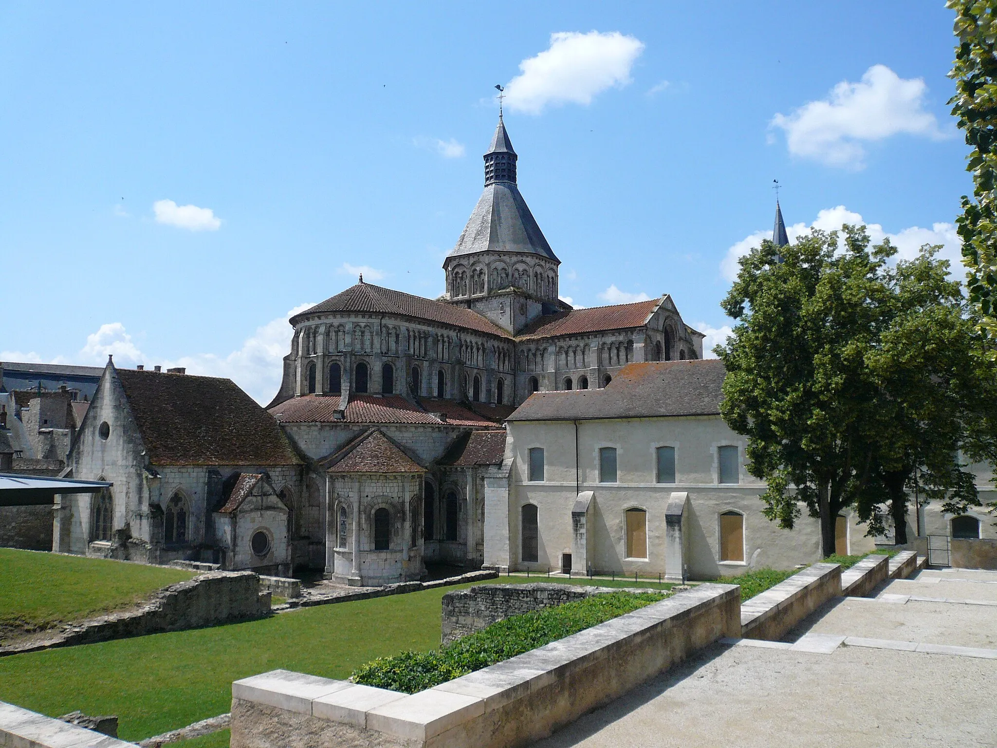 Photo showing: This building is classé au titre des monuments historiques de la France. It is indexed in the base Mérimée, a database of architectural heritage maintained by the French Ministry of Culture, under the references PA00112826 and PA00112824 .