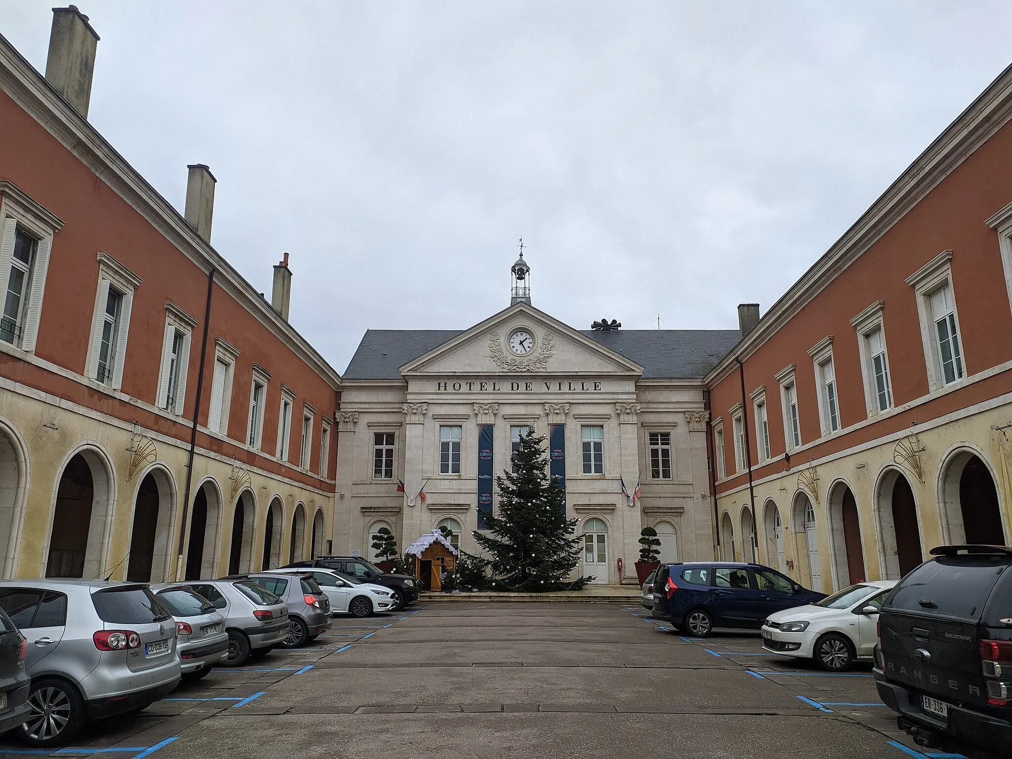 Photo showing: Photo du parvis de la mairie de Chagny en période des fêtes.
Les halles sont visibles sur chaque côté.
