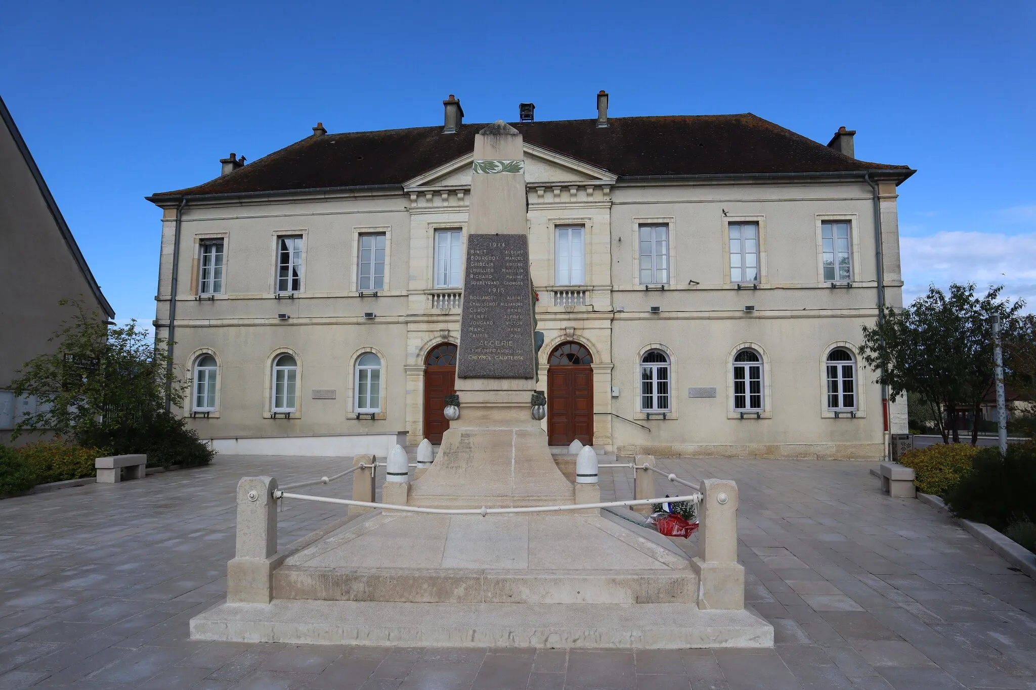 Photo showing: Mairie et monument aux morts d'Arc-sur-Tille (21).