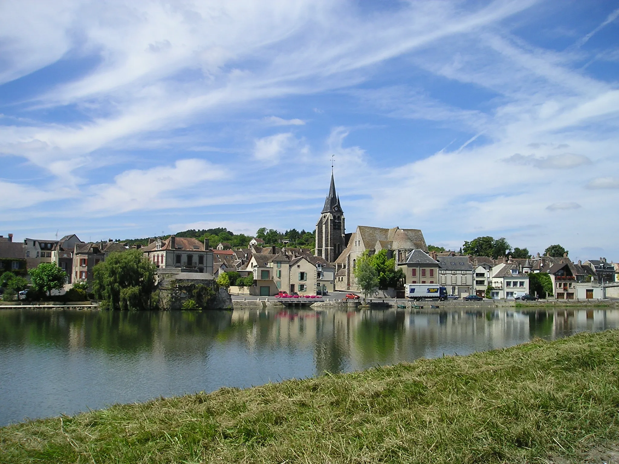Photo showing: Pont-sur-Yonne