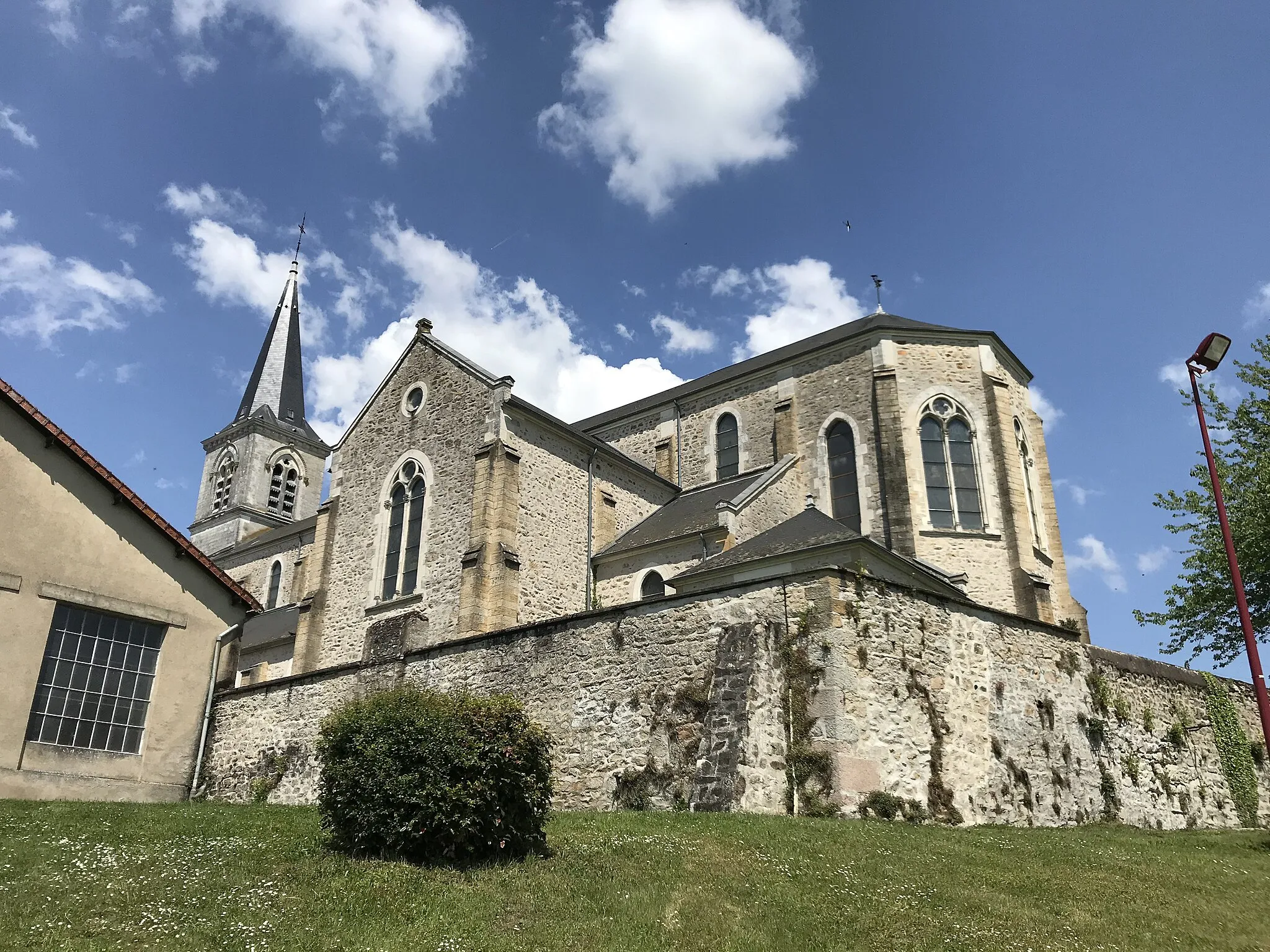 Photo showing: Luzy - Eglise