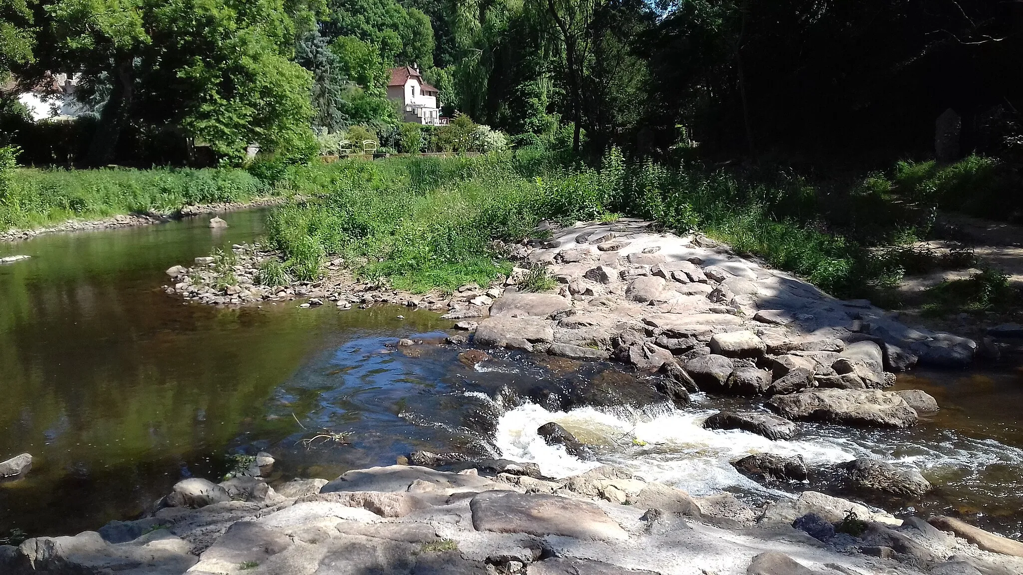 Photo showing: Echancrure sur le seuil de l'ancien moulin à eau située sur la rivière Cousin à Avallon (Yonne, Bourgogne-Franche-Comté, France).