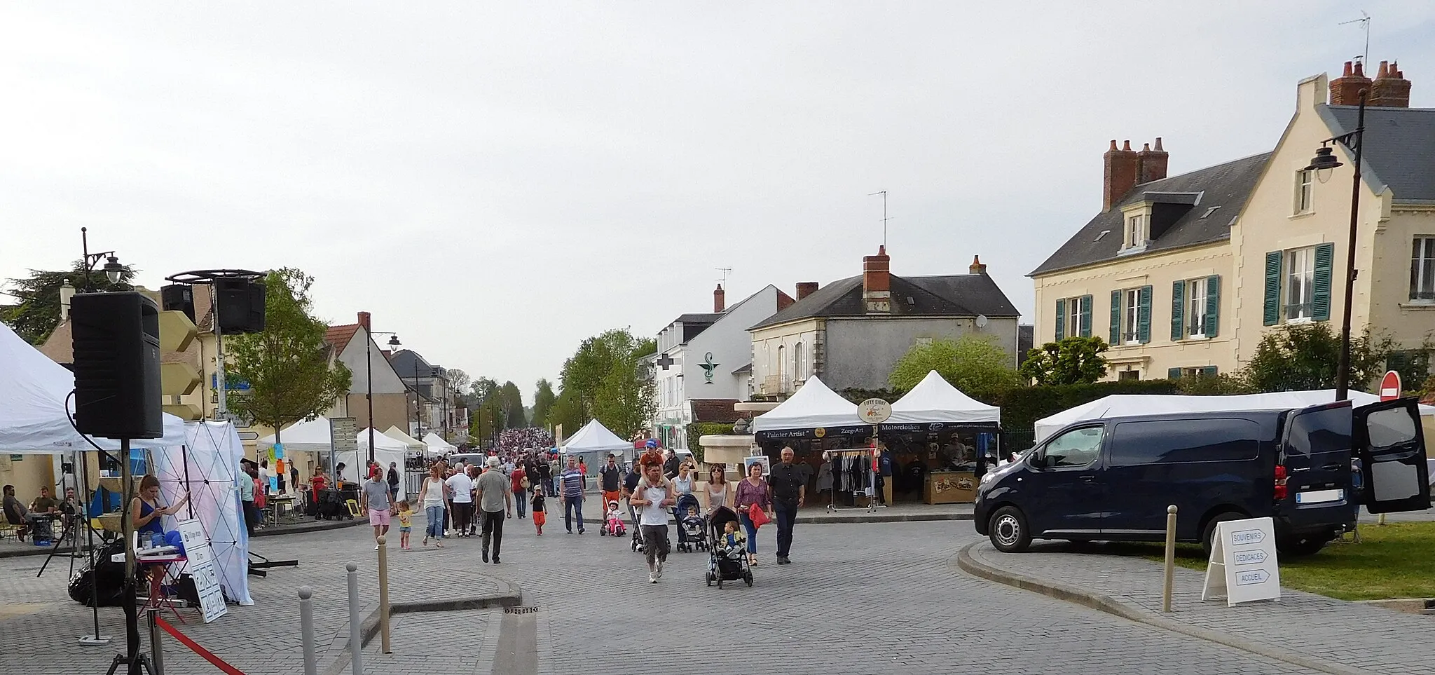 Photo showing: L'avenue de Paris, bondée, en fin de journée : une partie des 25 000 personnes présentes le dimanche au rassemblement « Faites de la nationale 7 » à Pougues-les-Eaux (Nièvre, France).