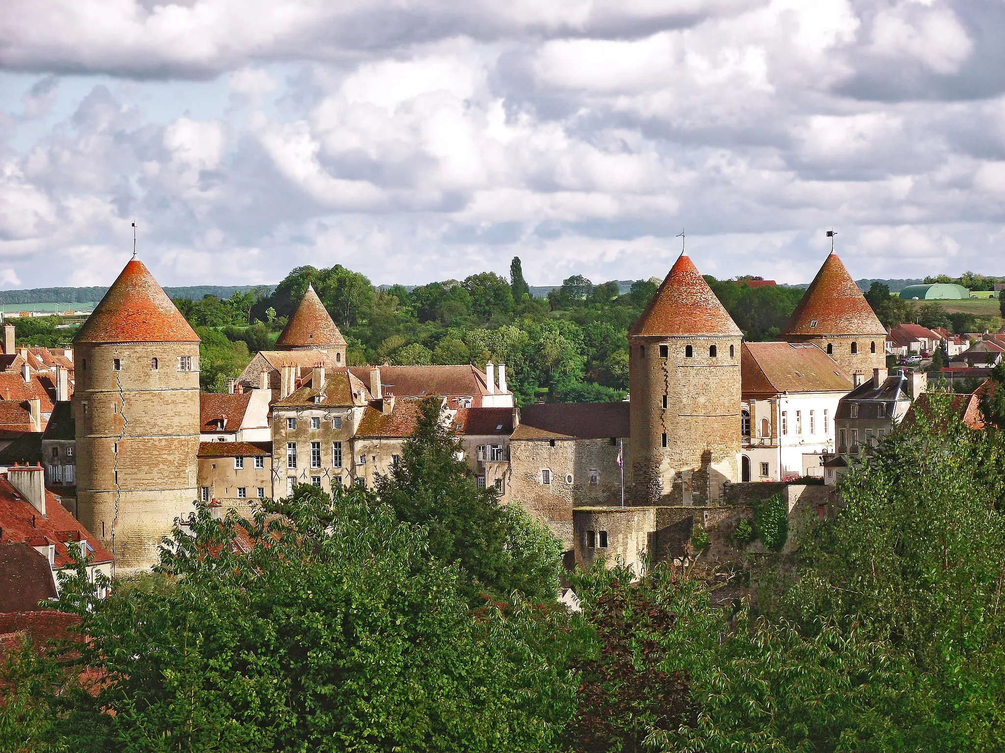 Photo showing: Le donjon de Semur-en-Auxois : de gauche à droite la tour de l'Orle-d'Or, la tour de la Prison, la tour de la Gehenne et la tour Margot