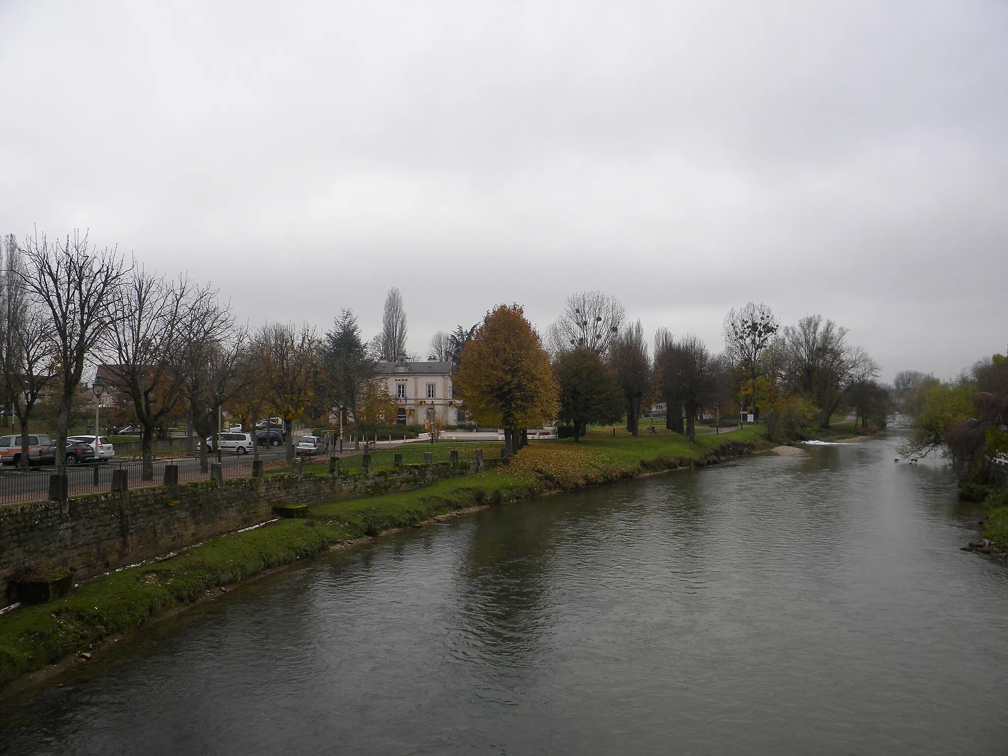 Photo showing: Rivero Ouche kaj urbodomo en Longvic