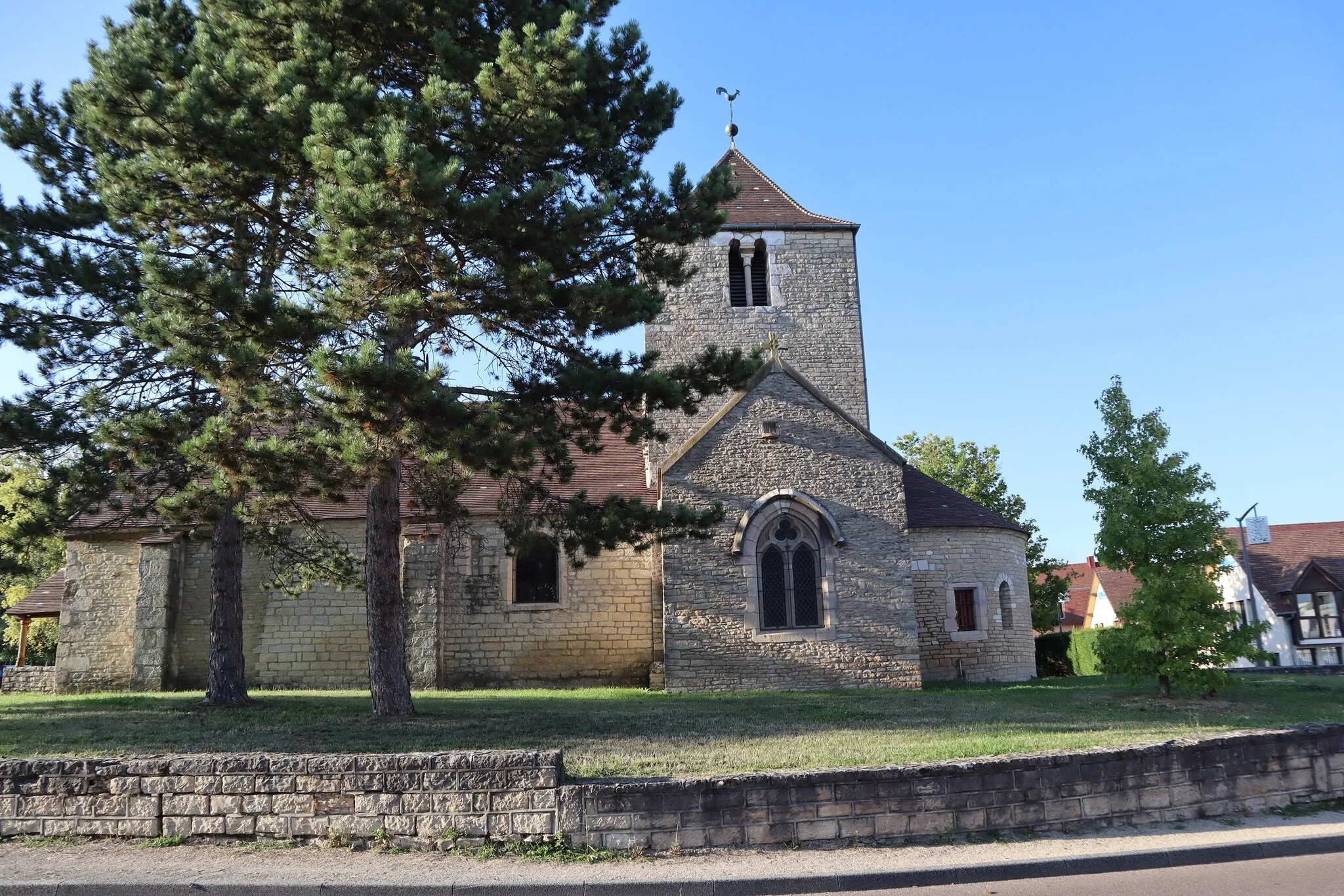 Photo showing: Extérieur de l'église de la Sainte-Trinité à Chevigny-Saint-Sauveur (21).