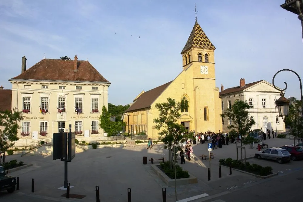 Photo showing: Vue de la place de la mairie de Is-sur-Tille