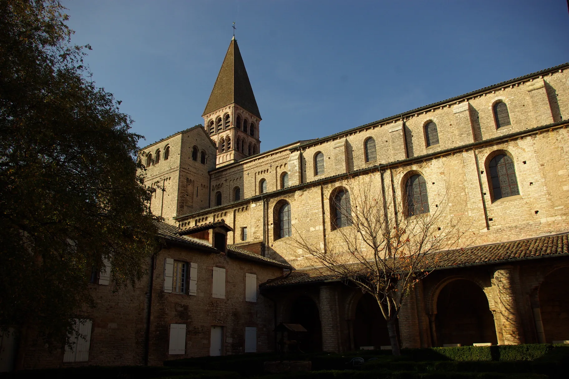 Photo showing: Cloître de Saint-Philibert de Tournus