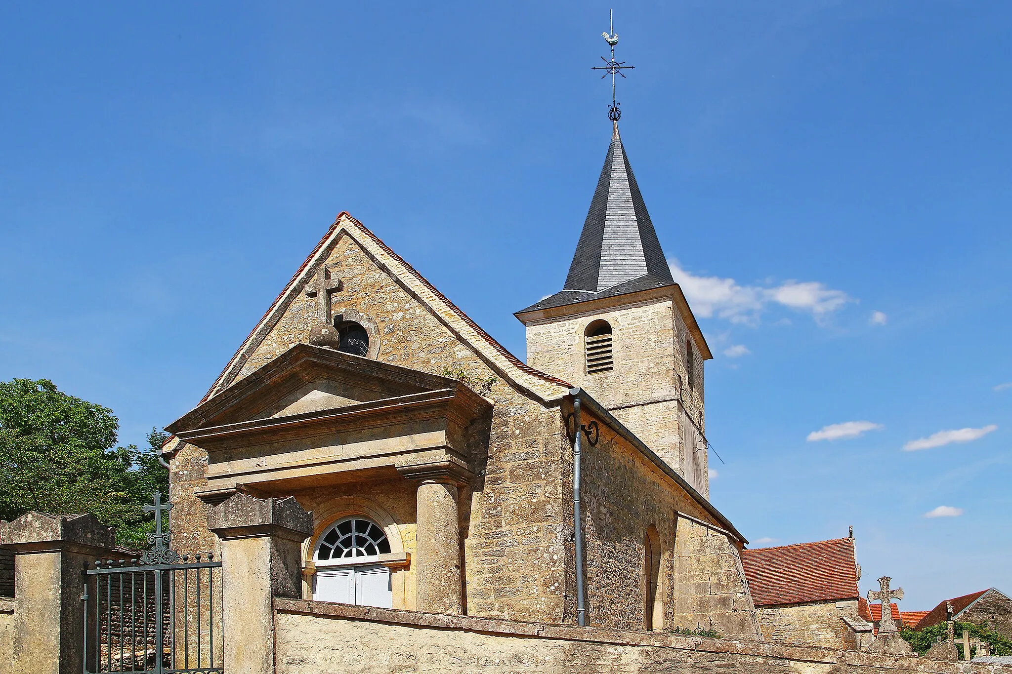 Photo showing: Church of the Nativity of Saint Mary and its close in Meulson