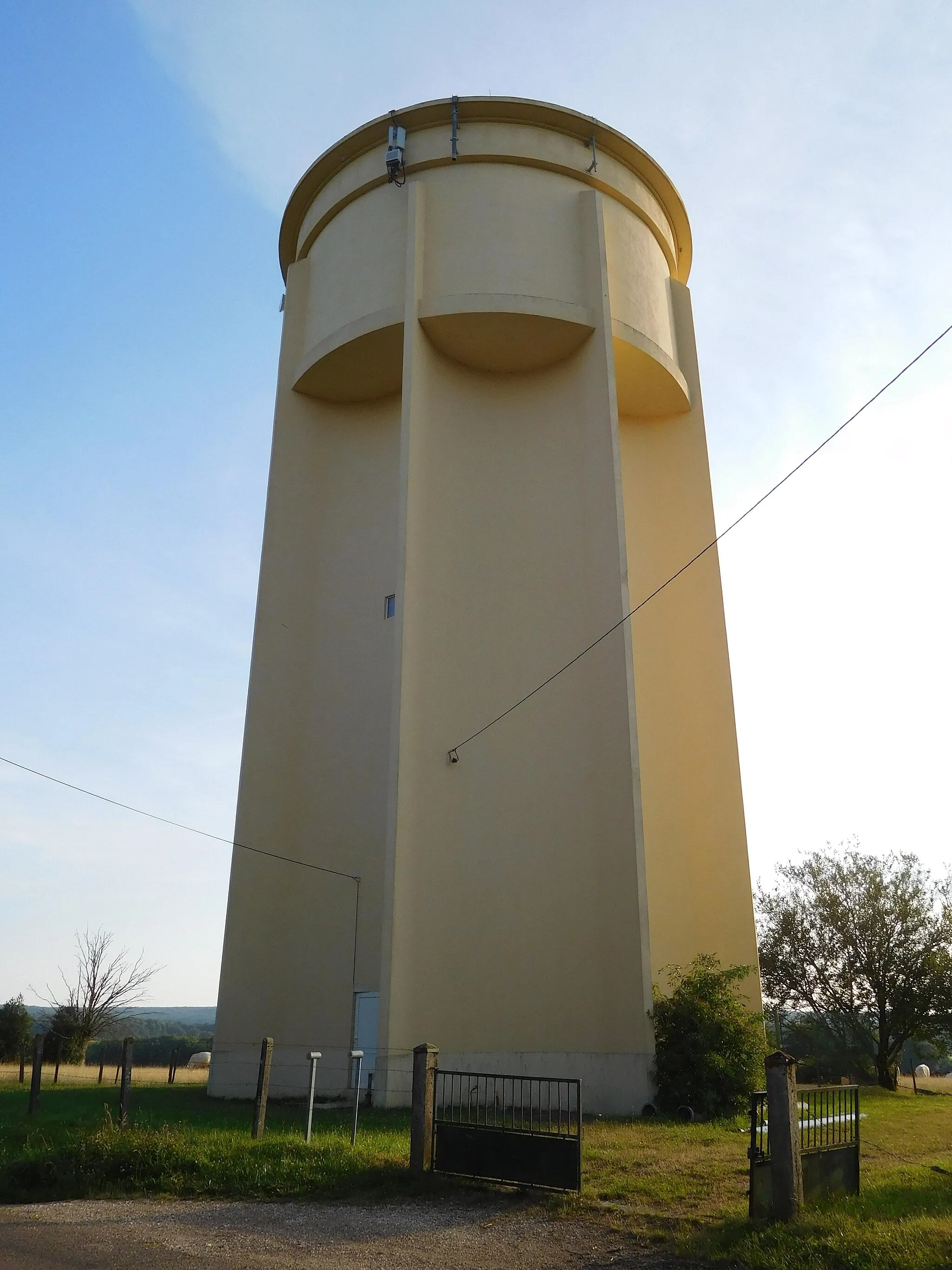 Photo showing: Château d'eau ; Saint-Amand-en-Puisaye, Nièvre, France.