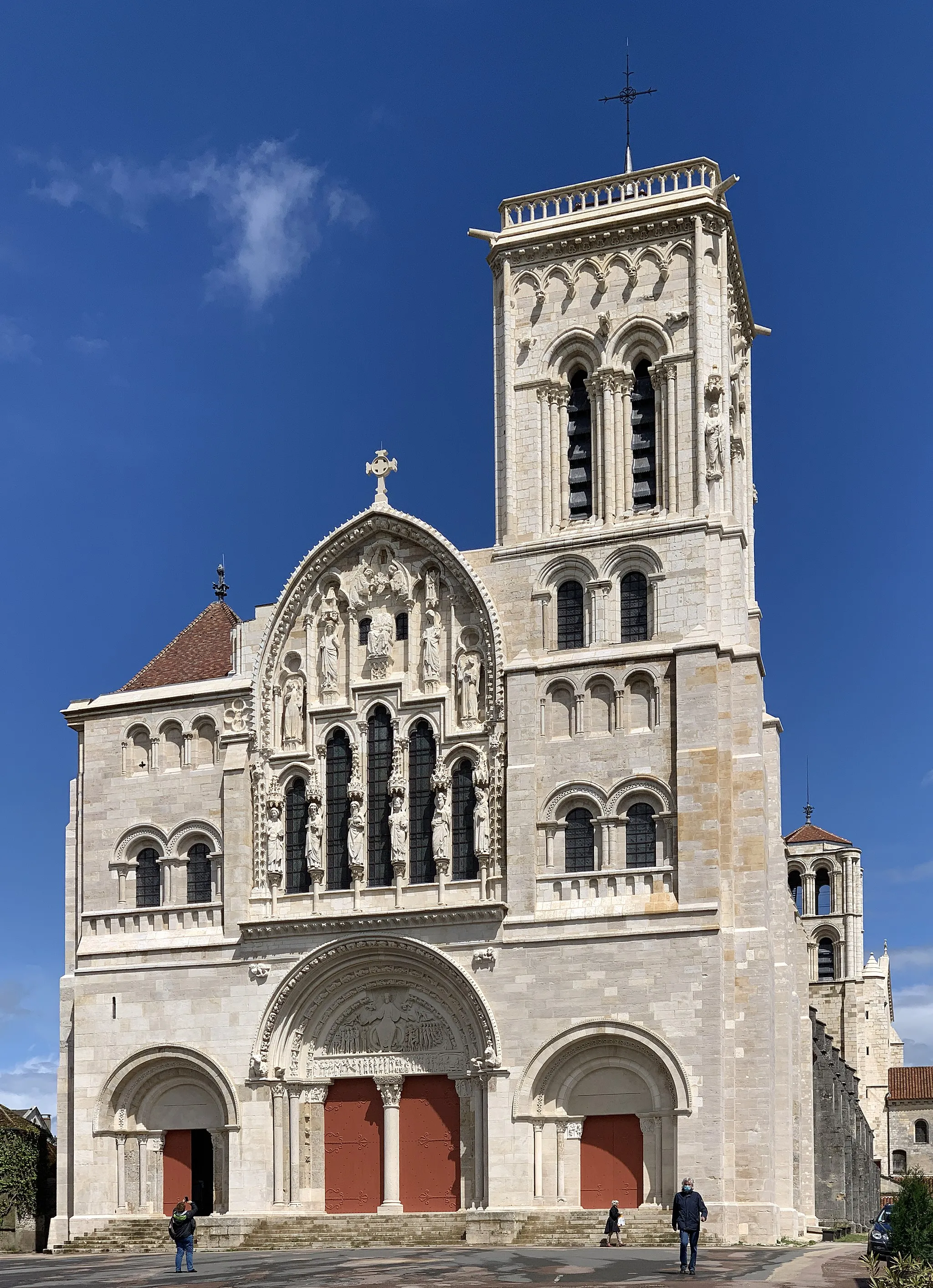 Photo showing: West facade of Basilique Sainte-Marie-Madeleine de Vézelay in France.