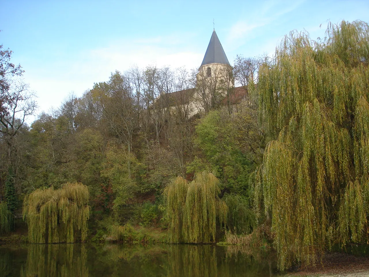 Photo showing: (Village de Fontaine lès Dijon en Cote d'Or près de la ville de Dijon. Église Saint Bernard, vue du bassin)

Auteur : Jean-Claude Perez