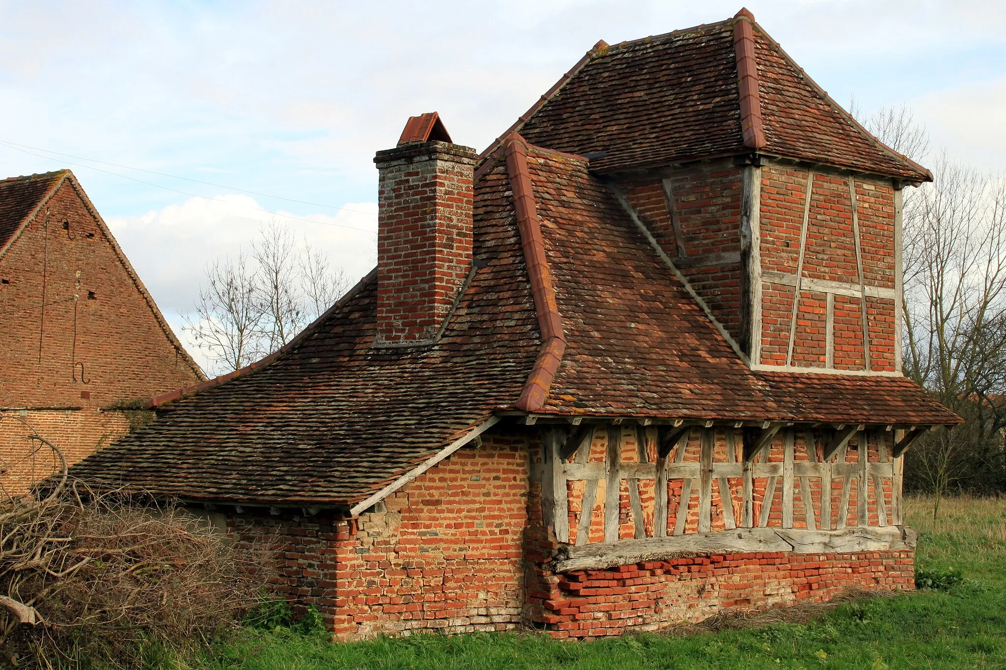 Photo showing: Backhaus mit Taubenschlag in Bouhans