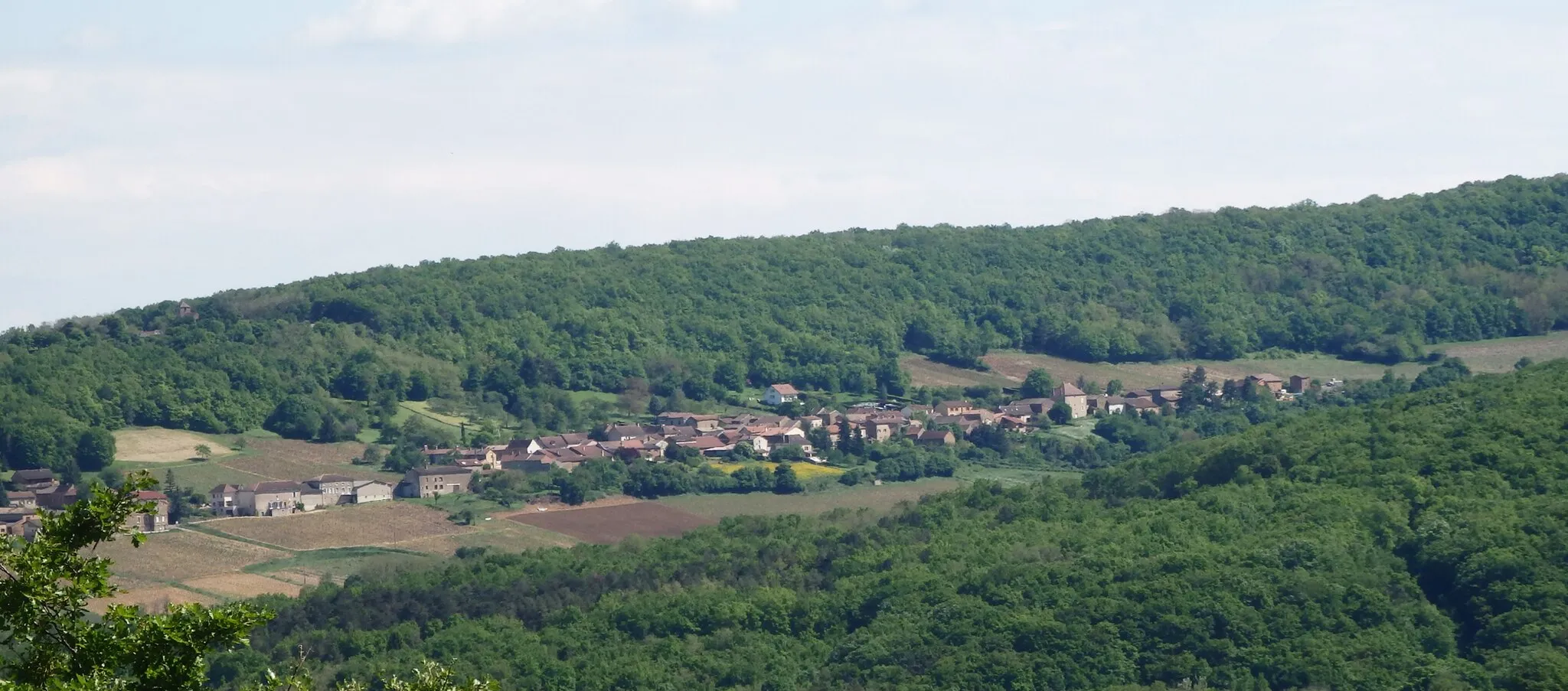 Photo showing: Vue générale de Burgy, depuis le site naturel protégé de La Boucherette (Lugny)