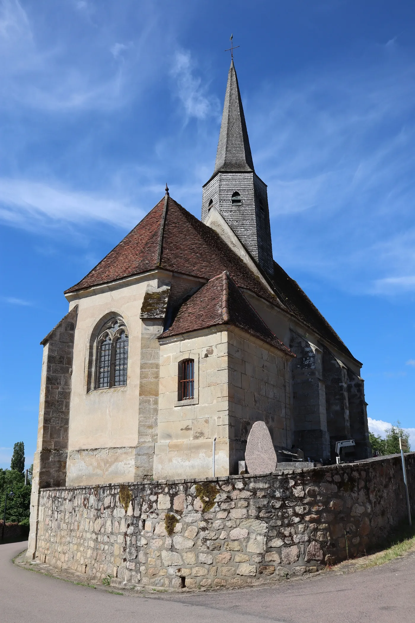 Photo showing: Extérieur de l'église Saint-Martin à Cordesse (71).