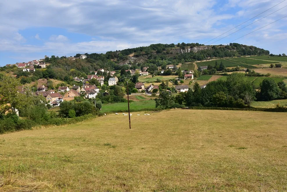 Photo showing: Perspective de Culles les Roches (71), 200 hab., depuis arrivée sud route de St-Gengoux. Au fond falaise dominant le village à 385 m d'alt., formant un site d'escalade réputé au niveau local.