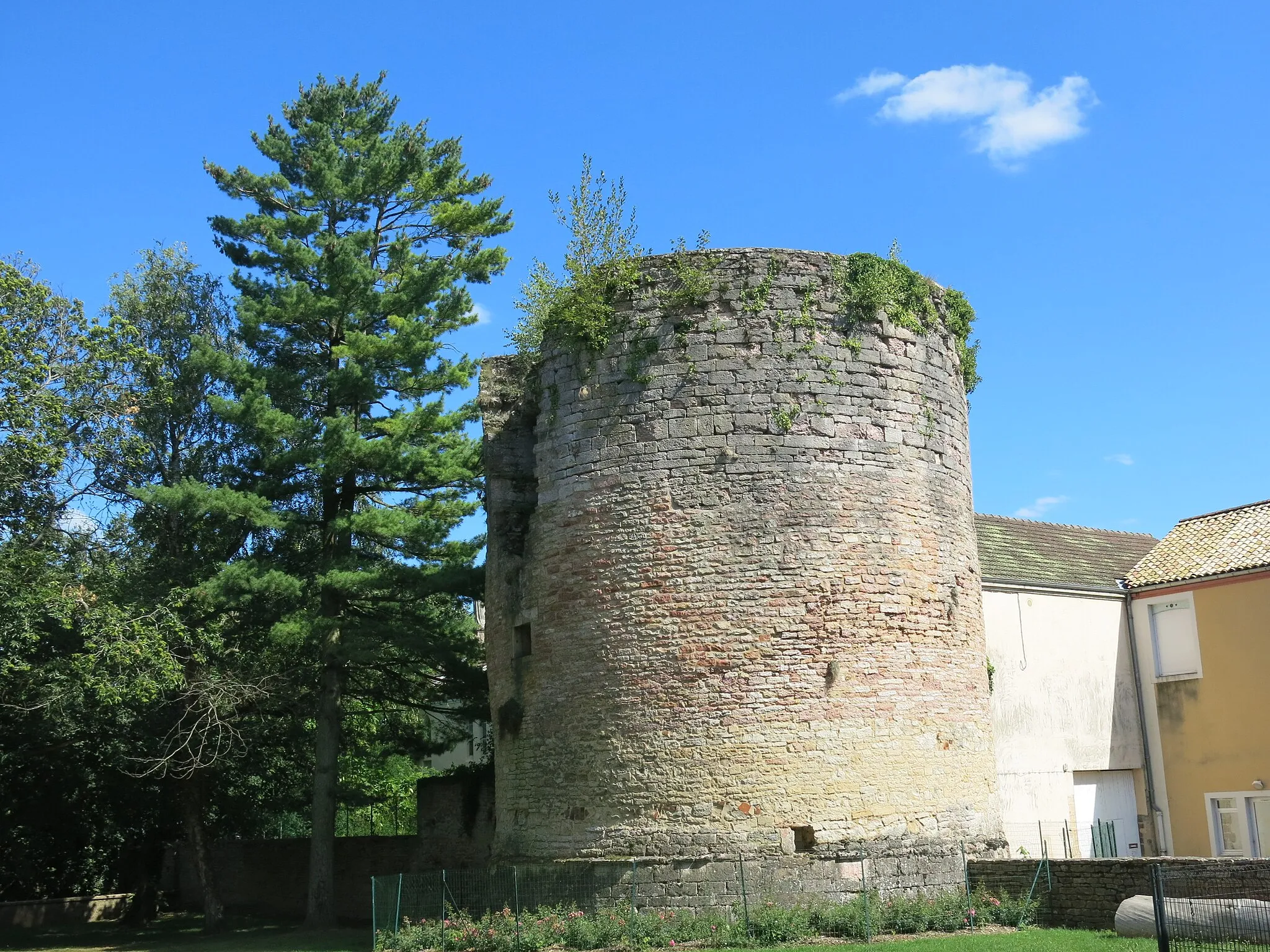 Photo showing: The tower of Cuisery, only remnant of the castle (Saône-et-Loire, France).