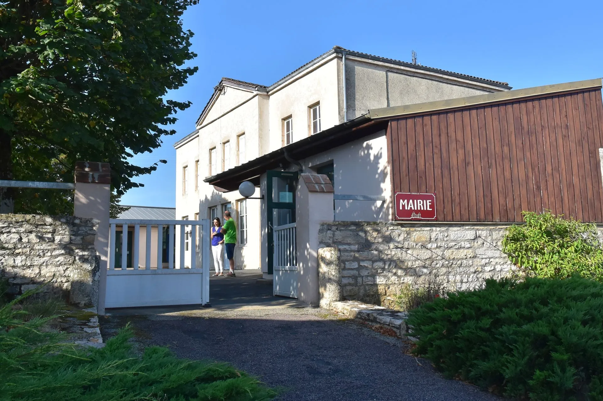 Photo showing: Entrée et façade de la Mairie de Cruzille (autre version)