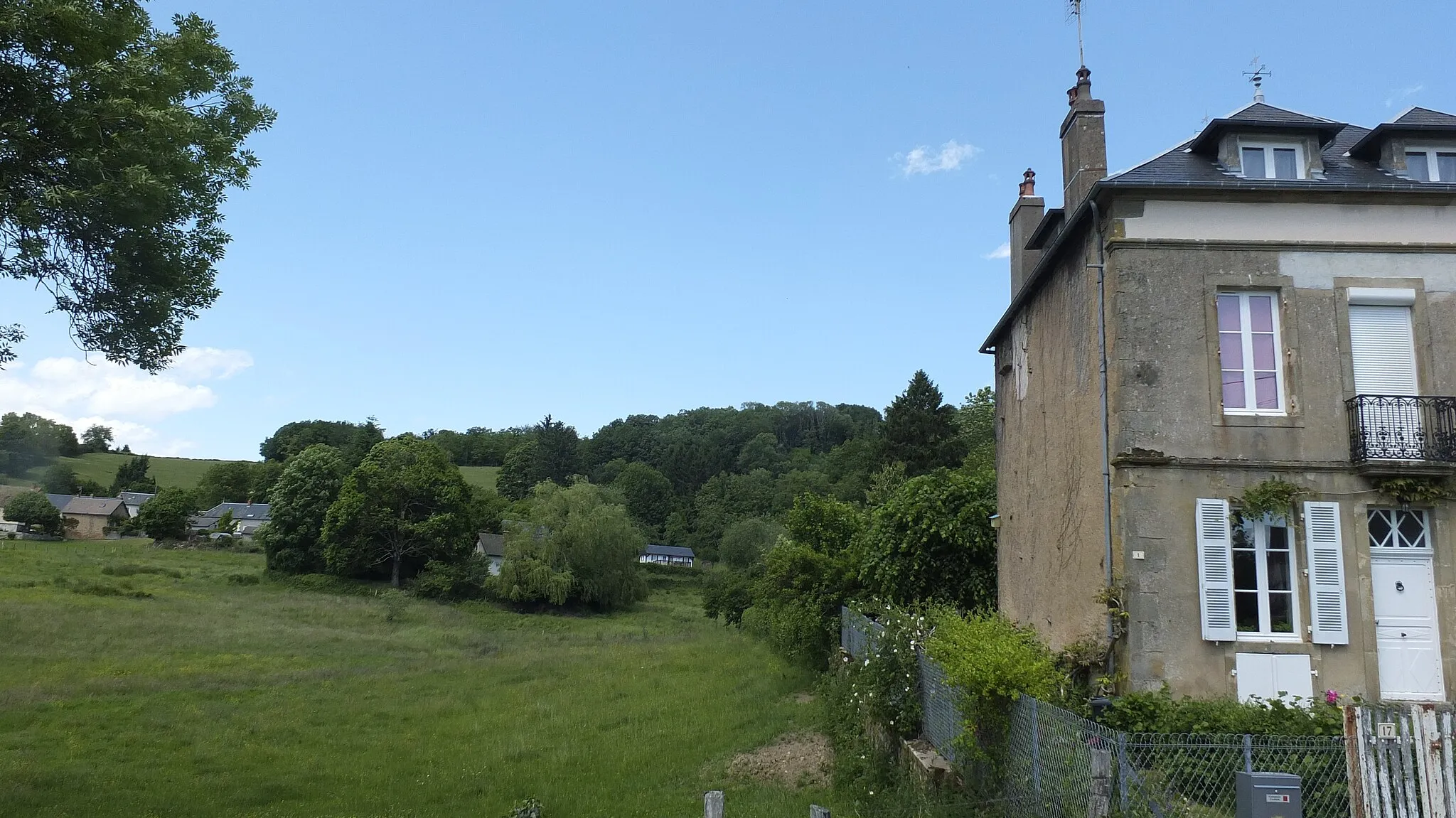 Photo showing: Emplacement de la plus vieille maison de Cussy-en-Morvan (71). Elle est aujourd'hui détruite.