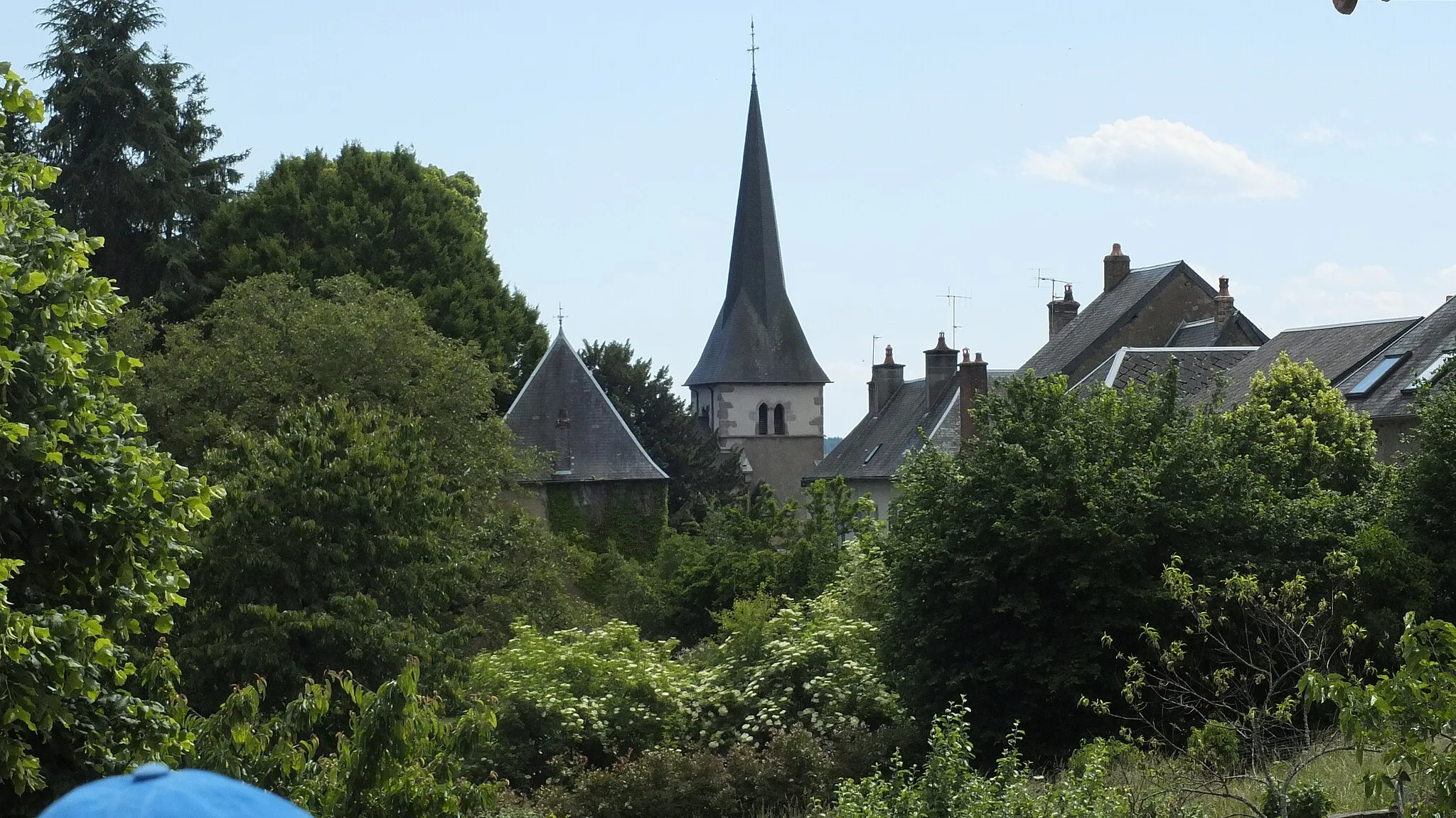 Photo showing: Church of Cussy-en-Morvan (71) from the road to Autun