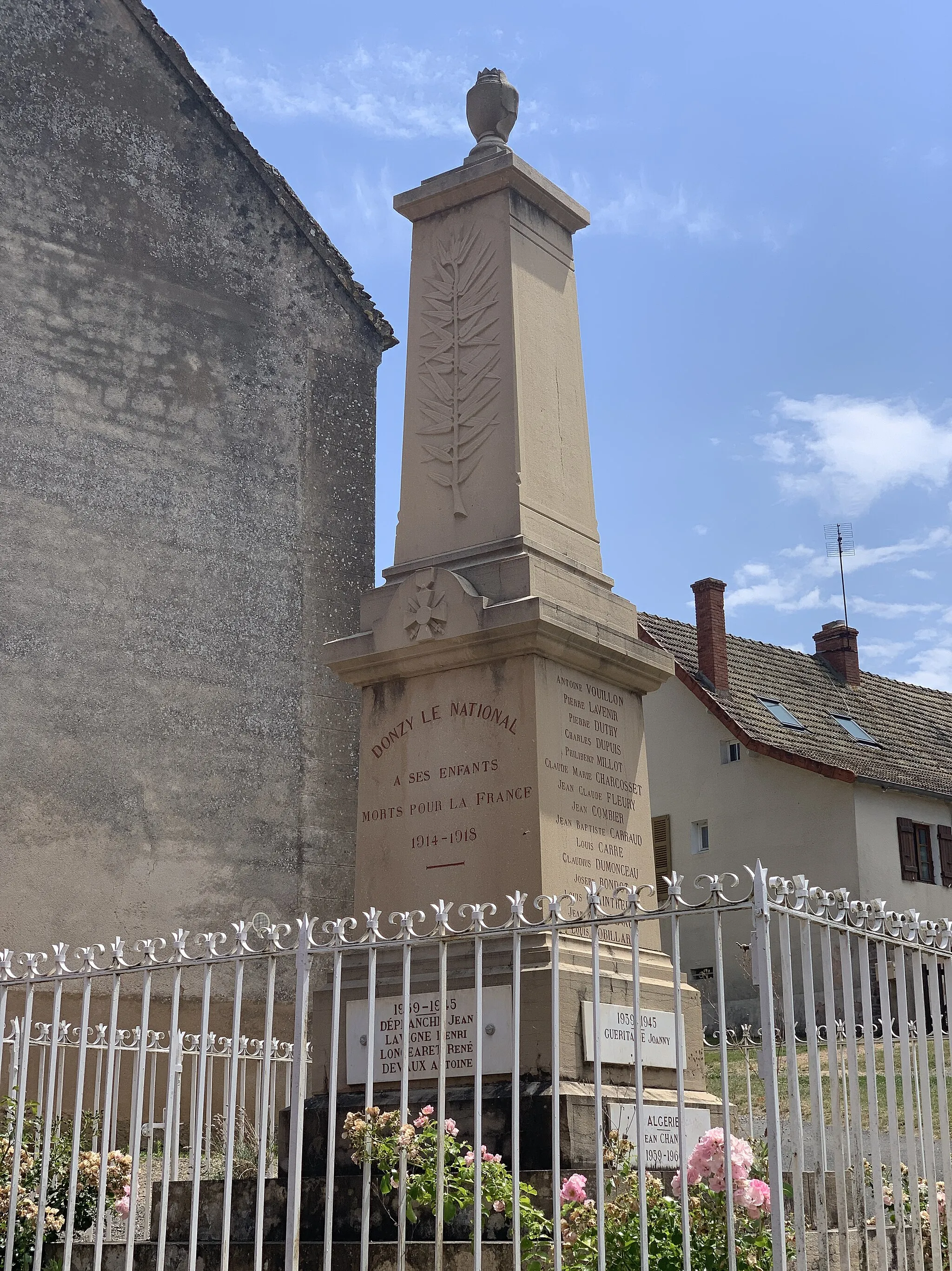 Photo showing: Monument aux morts de Donzy-le-National, La Vineuse-sur-Fregande.