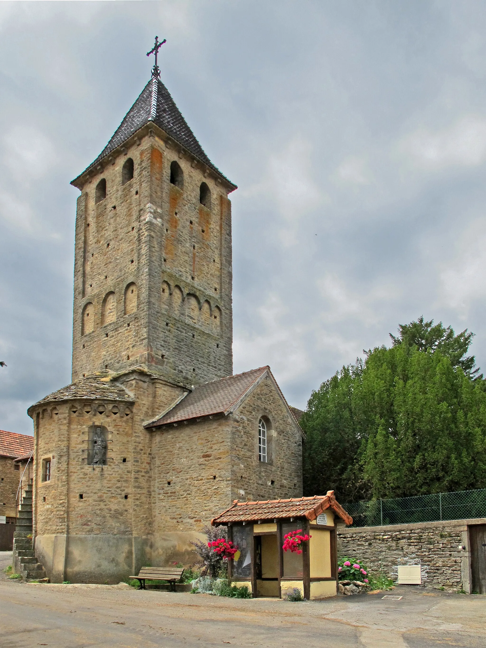 Photo showing: The church (late eleventh century, early 12th century).The bell tower, the apse and the transept are classified since 1974