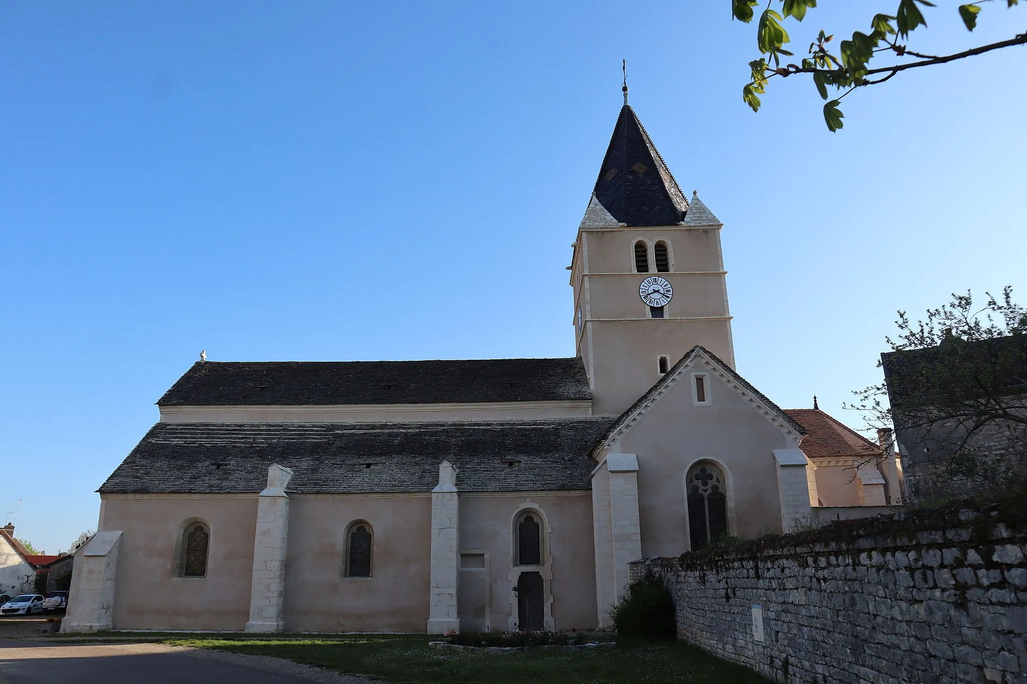 Photo showing: Extérieur de l'église Saint-Just de Fontaines (71).