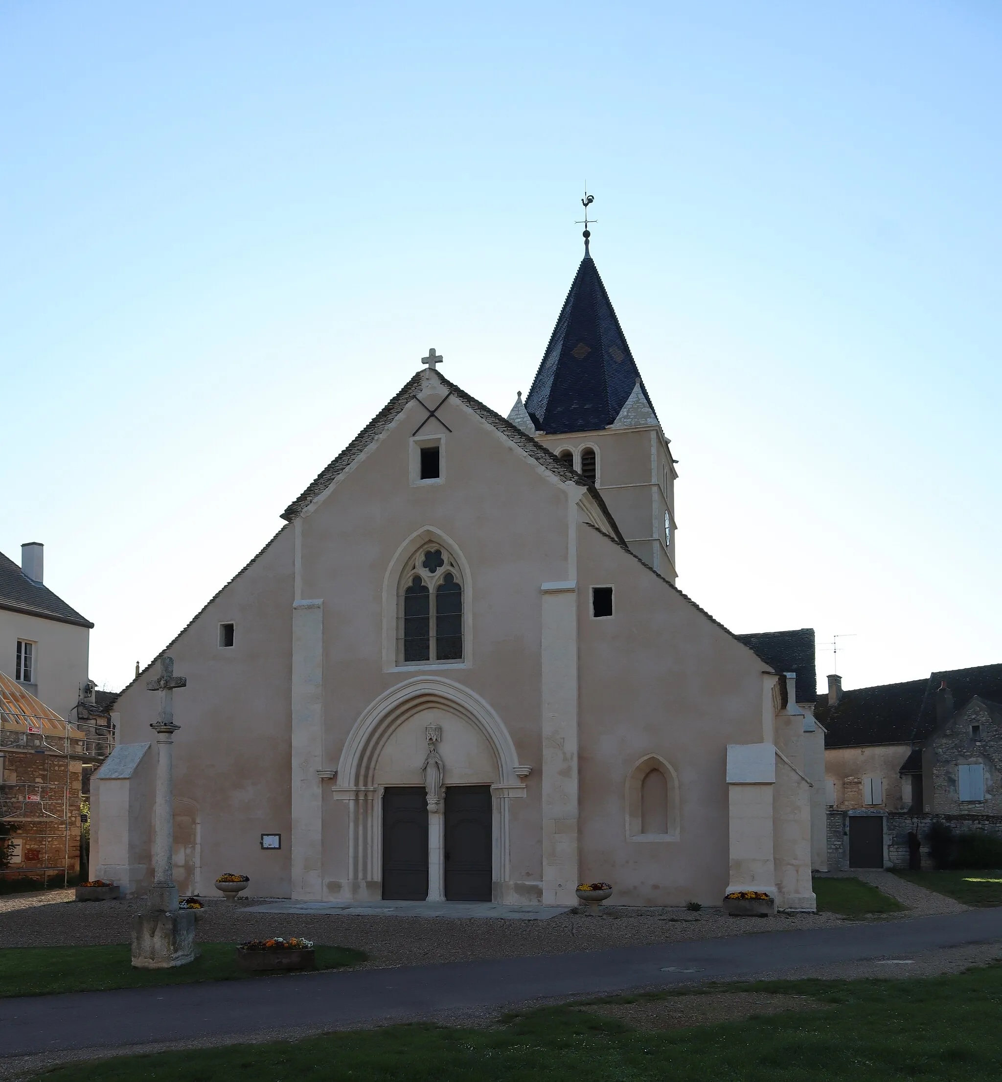 Photo showing: Extérieur de l'église Saint-Just de Fontaines (71).