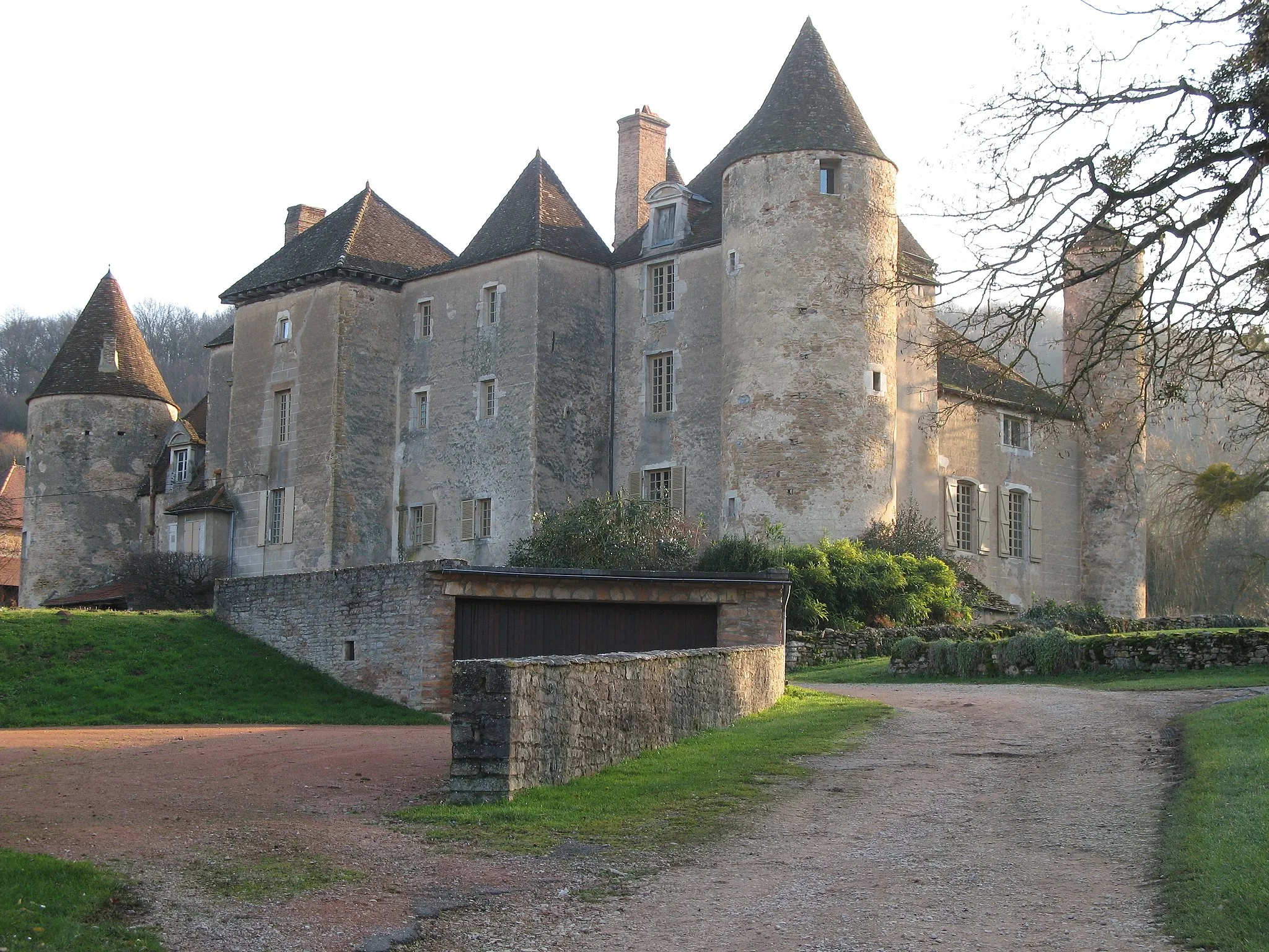 Photo showing: château de Balleure (Saône-et-Loire)