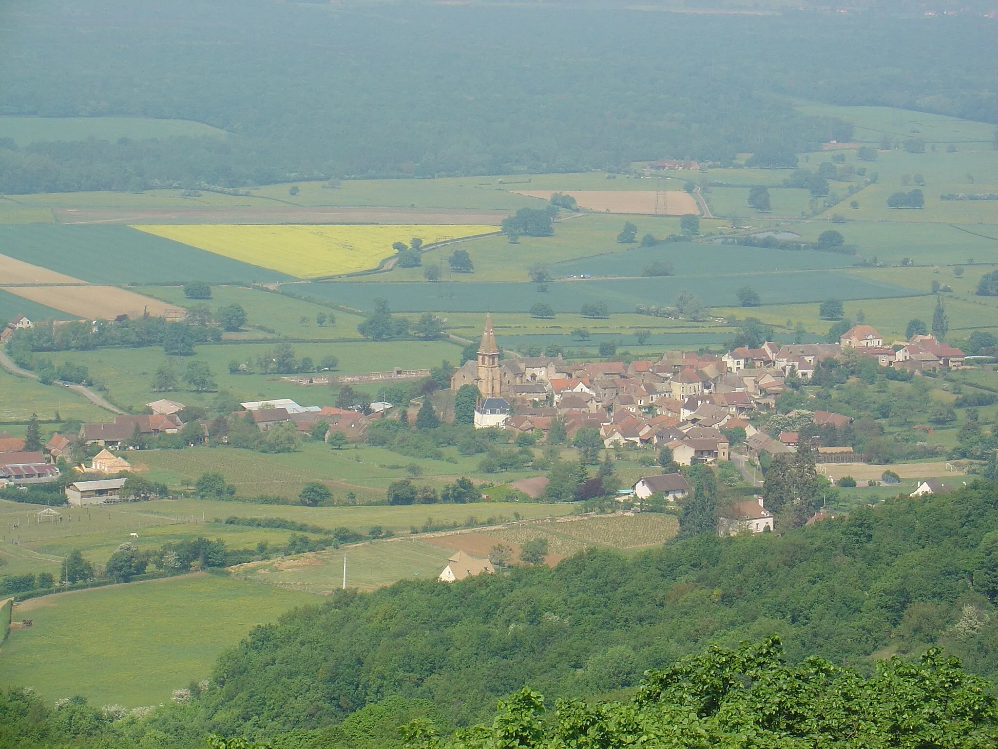 Photo showing: Etrigny (71- France). Le village vu depuis la roche d'Aujoux