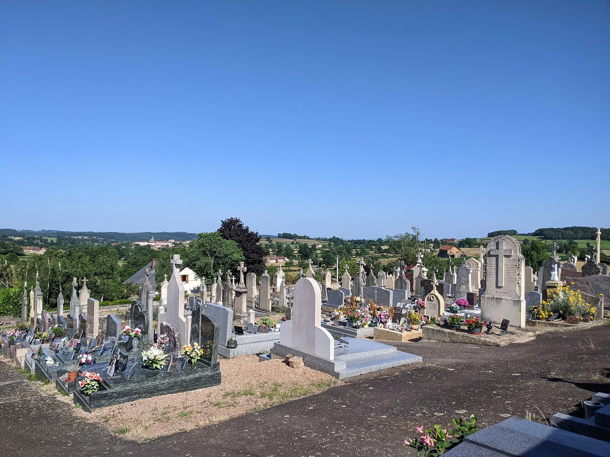 Photo showing: Vue générale du cimetière de Gibles (Saône-et-Loire, France).