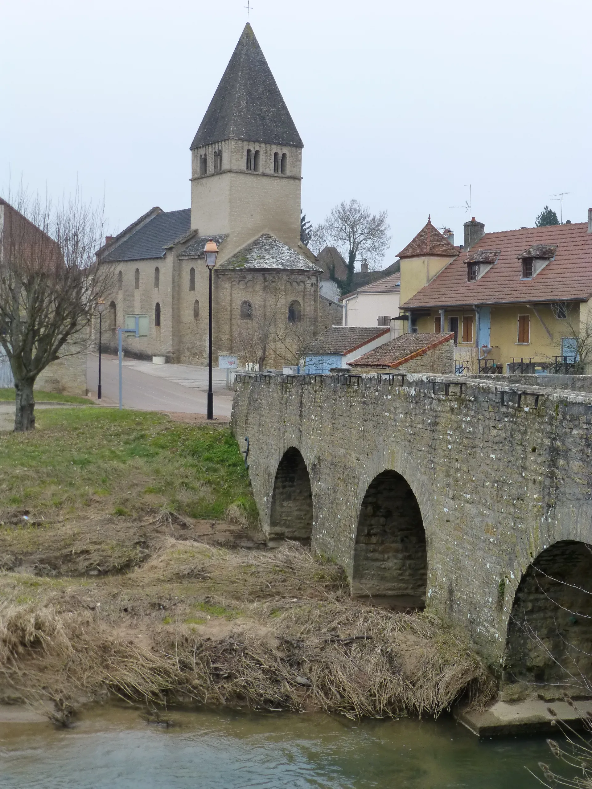 Photo showing: Genouilly : L'église, le Pont et La Guye  (Saône et Loire - France)