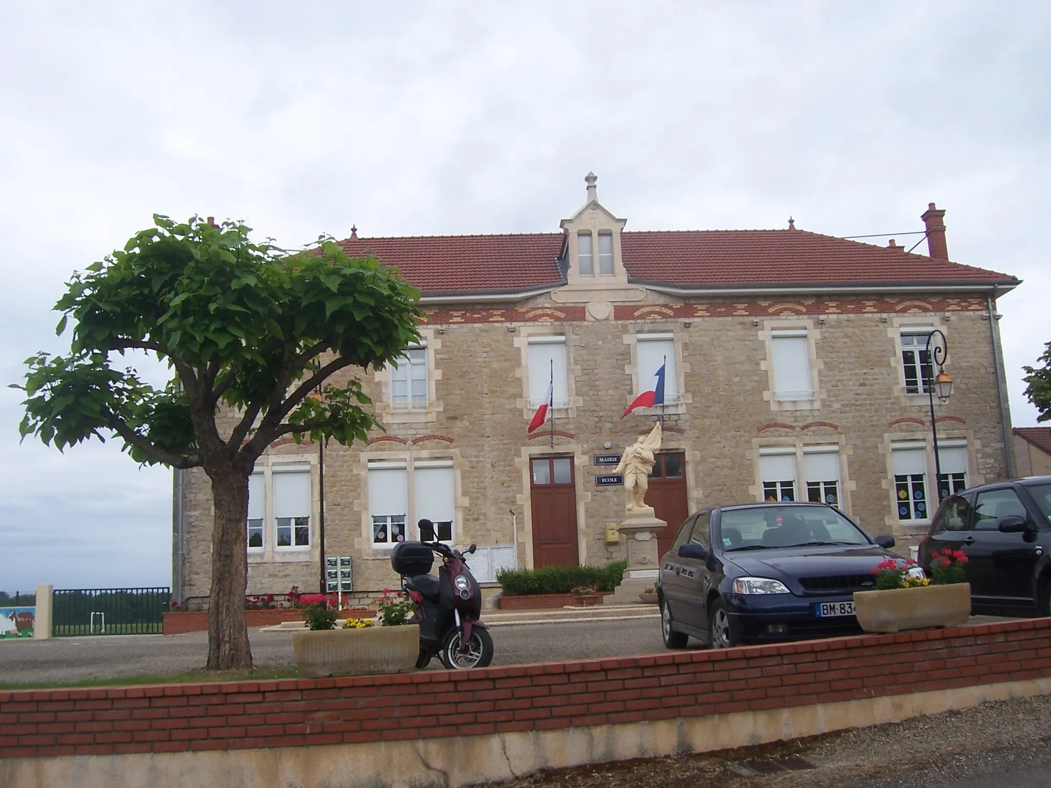 Photo showing: Mairie de La Chapelle-Naude