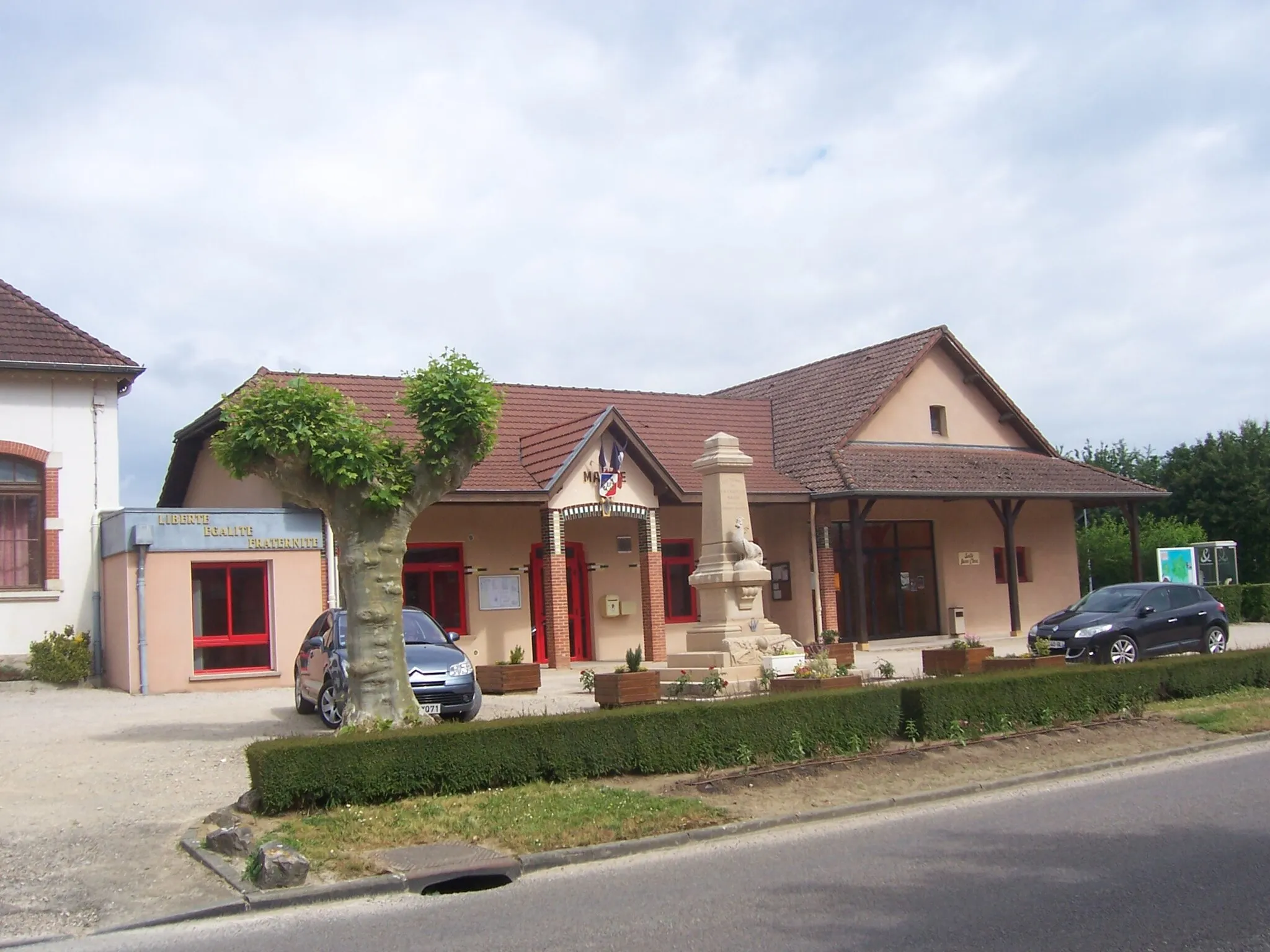 Photo showing: Town hall of La Chapelle-Naude