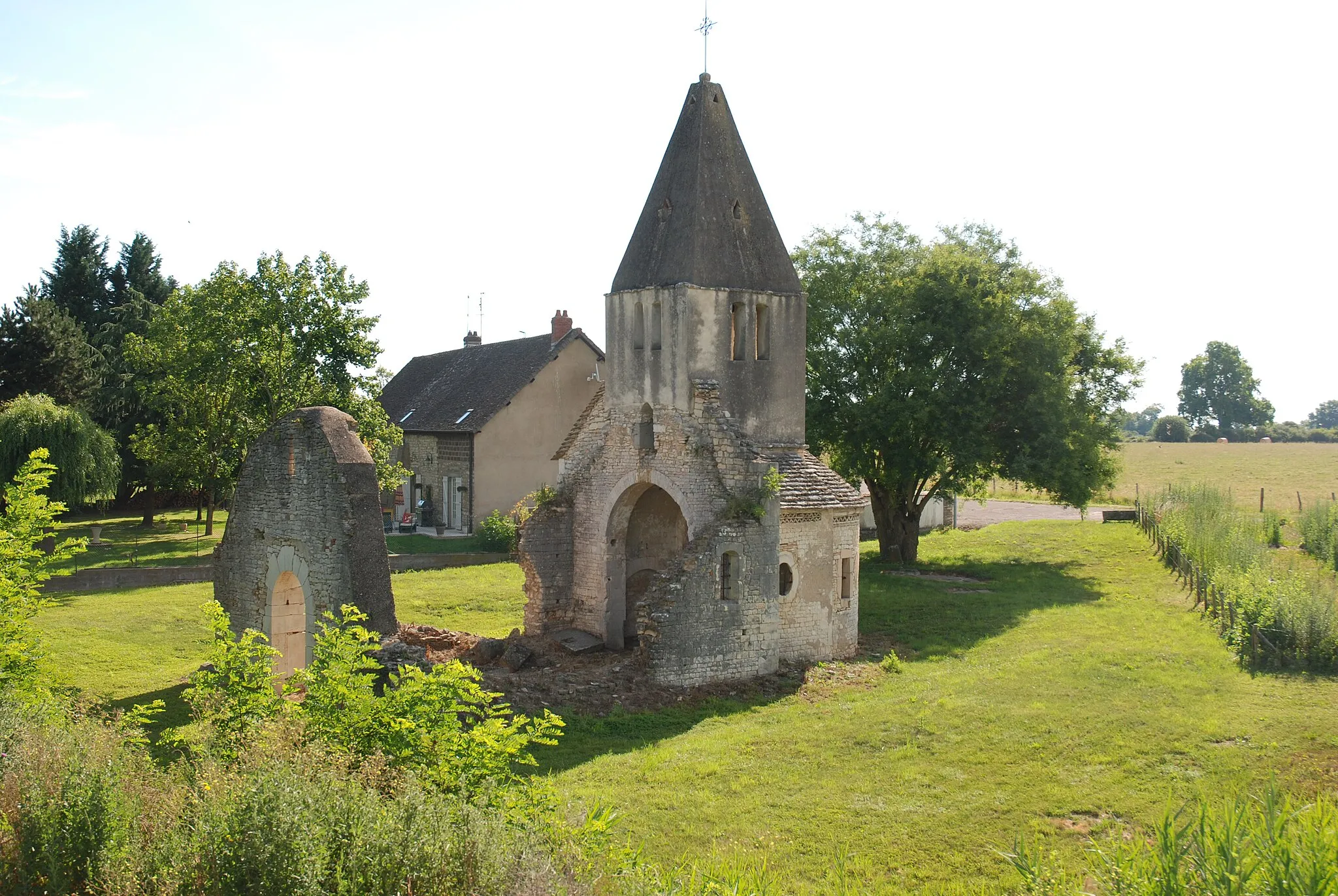 Photo showing: Canal du Centre - Burgundy France - near Farges-les-Chalon