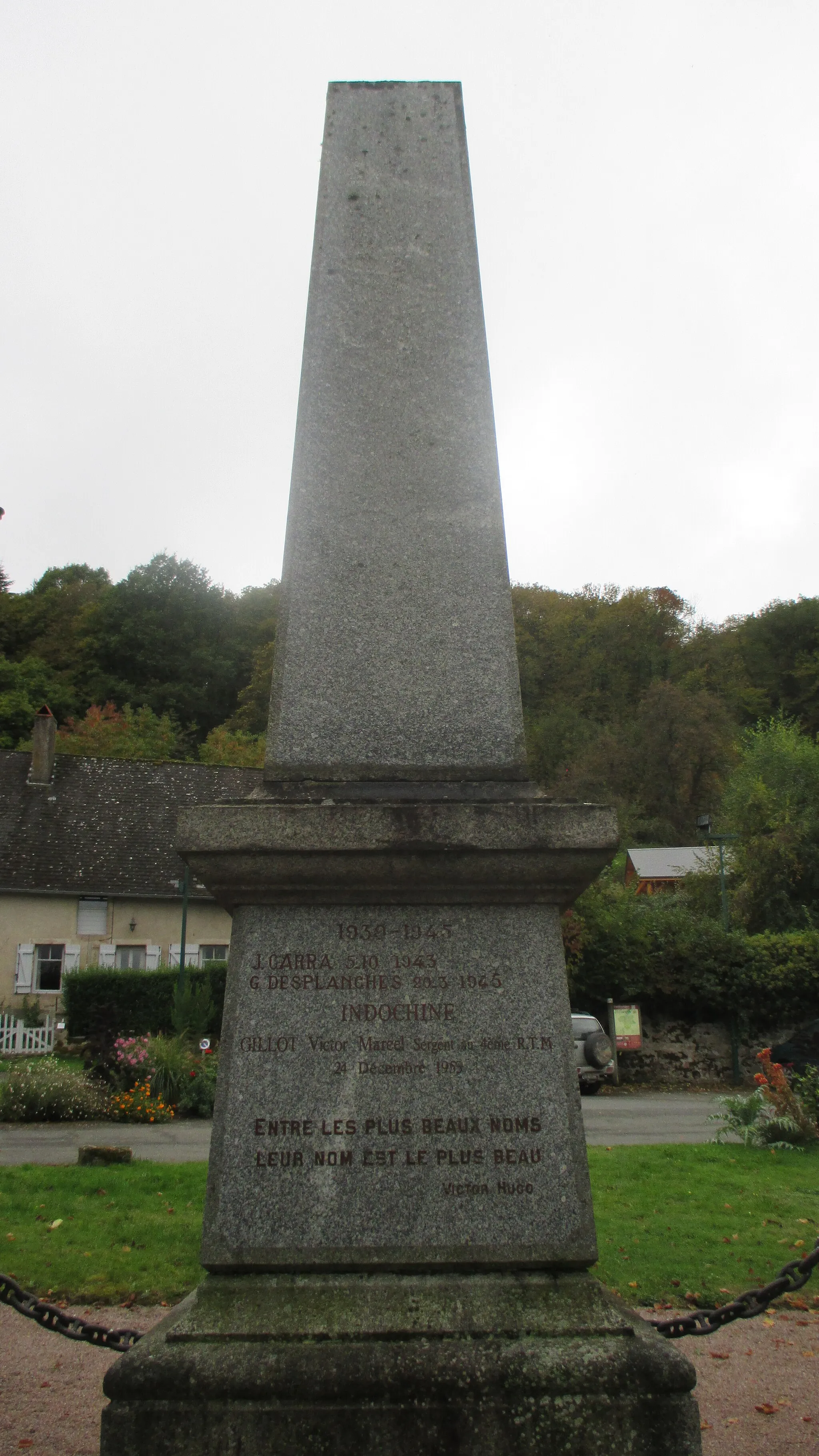 Photo showing: Arrière du monument aux morts de La Comelle, Nièvre, France.
