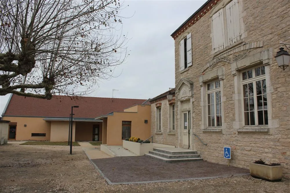 Photo showing: Mairie de Lans, 71. Sur la gauche l'annexe, inaugurée en janvier 2012.