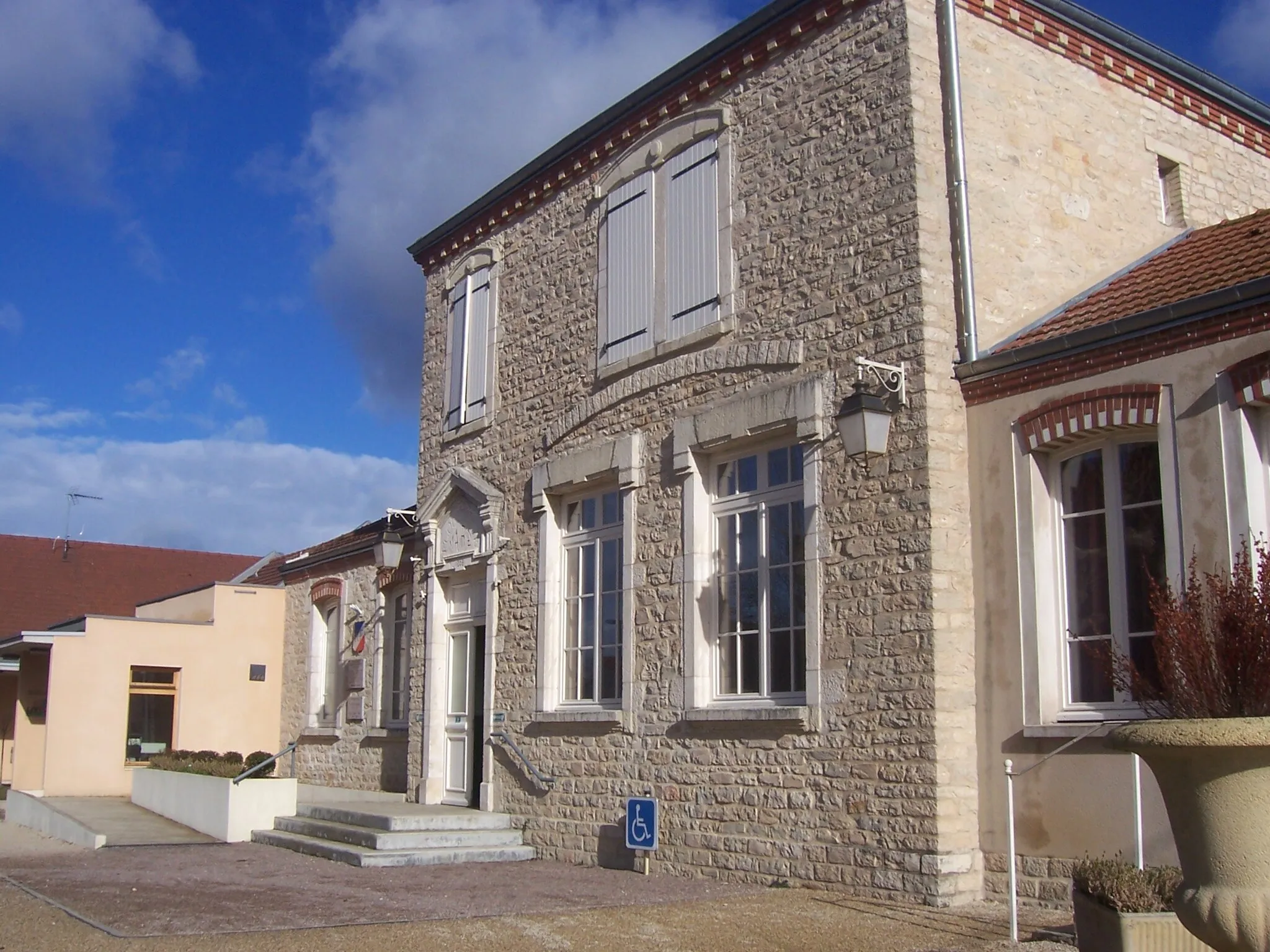 Photo showing: Lans Mairie