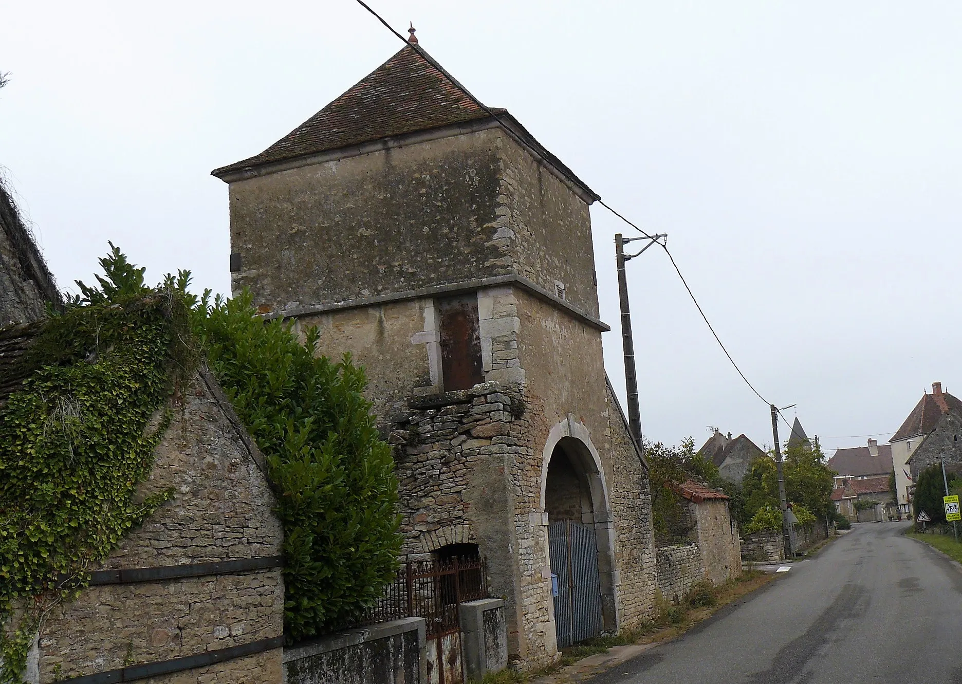 Photo showing: Tour dite du XVIIe siècle à Lalheue