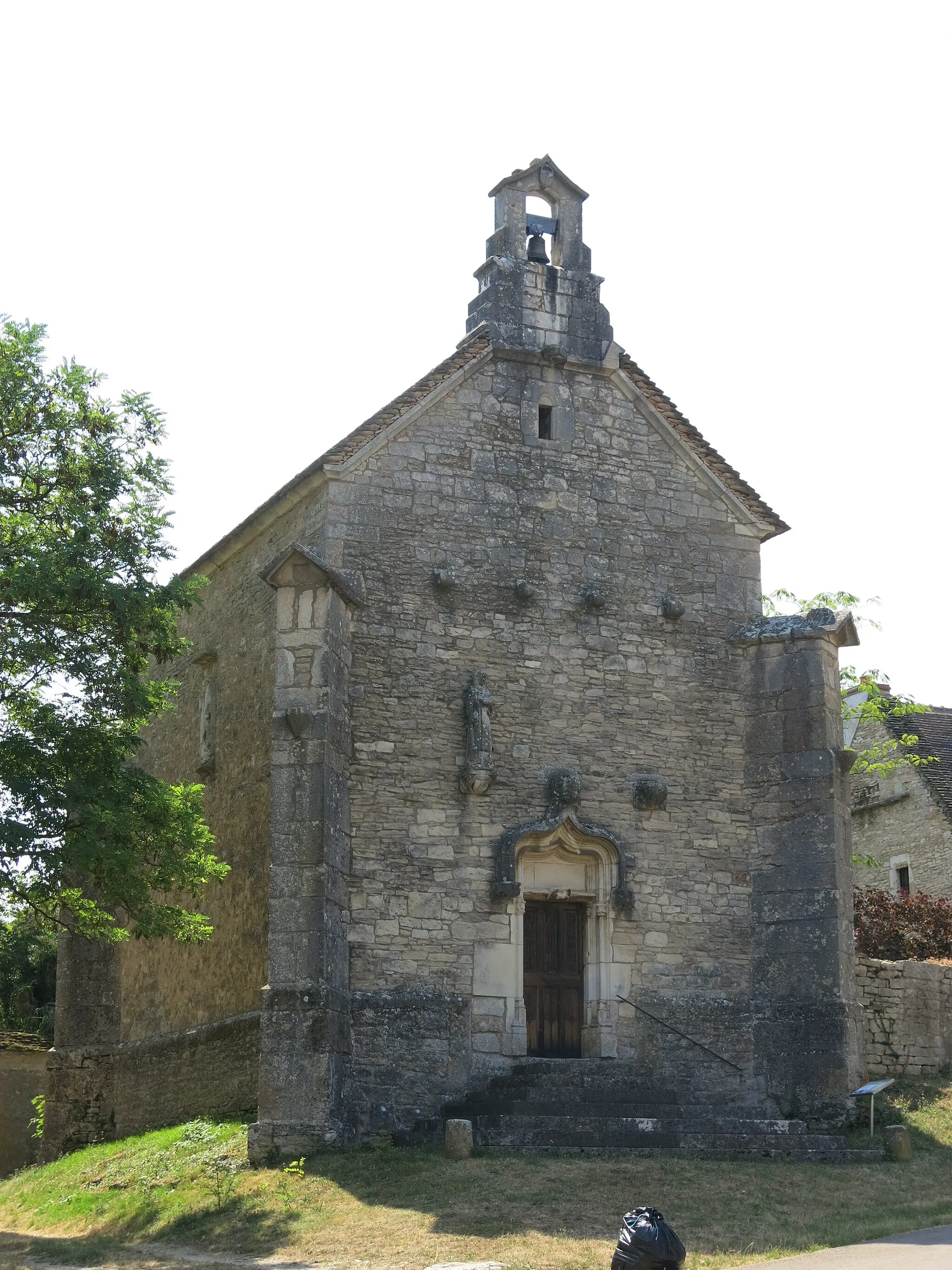 Photo showing: Facade of the chapelle de Lenoux (Laives, Saône-et-Loire, France).