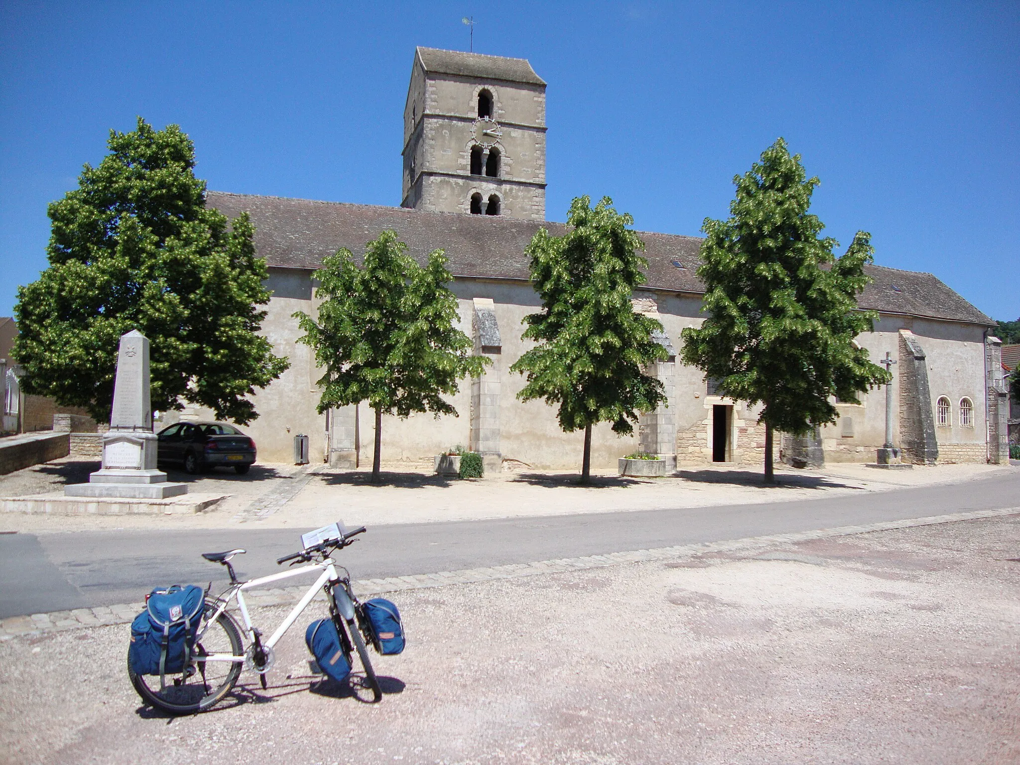 Photo showing: Mercury (Saône-et-Loire, Fr) church and war memorial