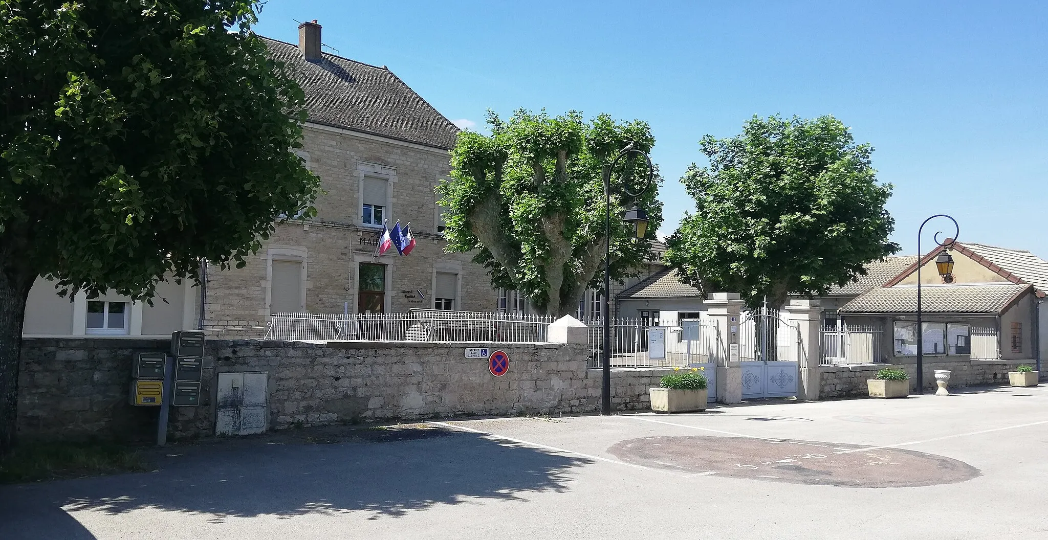 Photo showing: Town hall and school of Marnay.