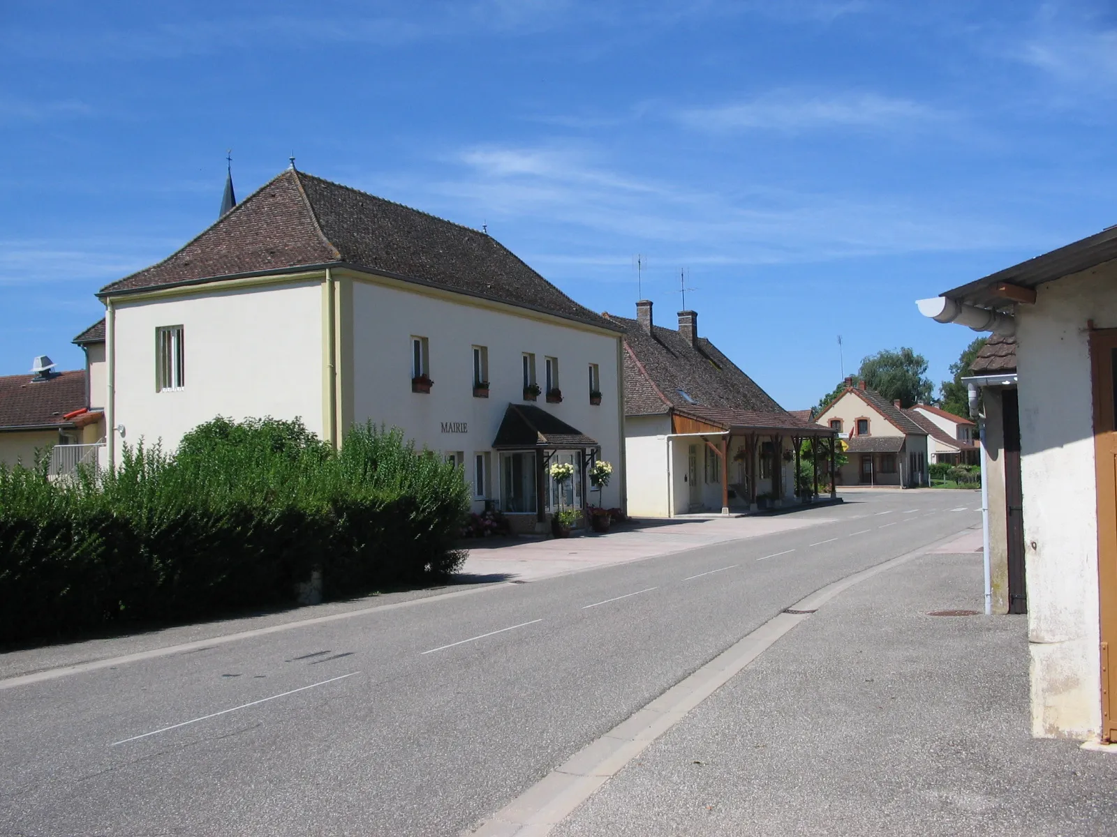 Photo showing: La mairie du village de Montret (Saône-et-Loire, Bourgogne, France) photographiée en juillet 2012.