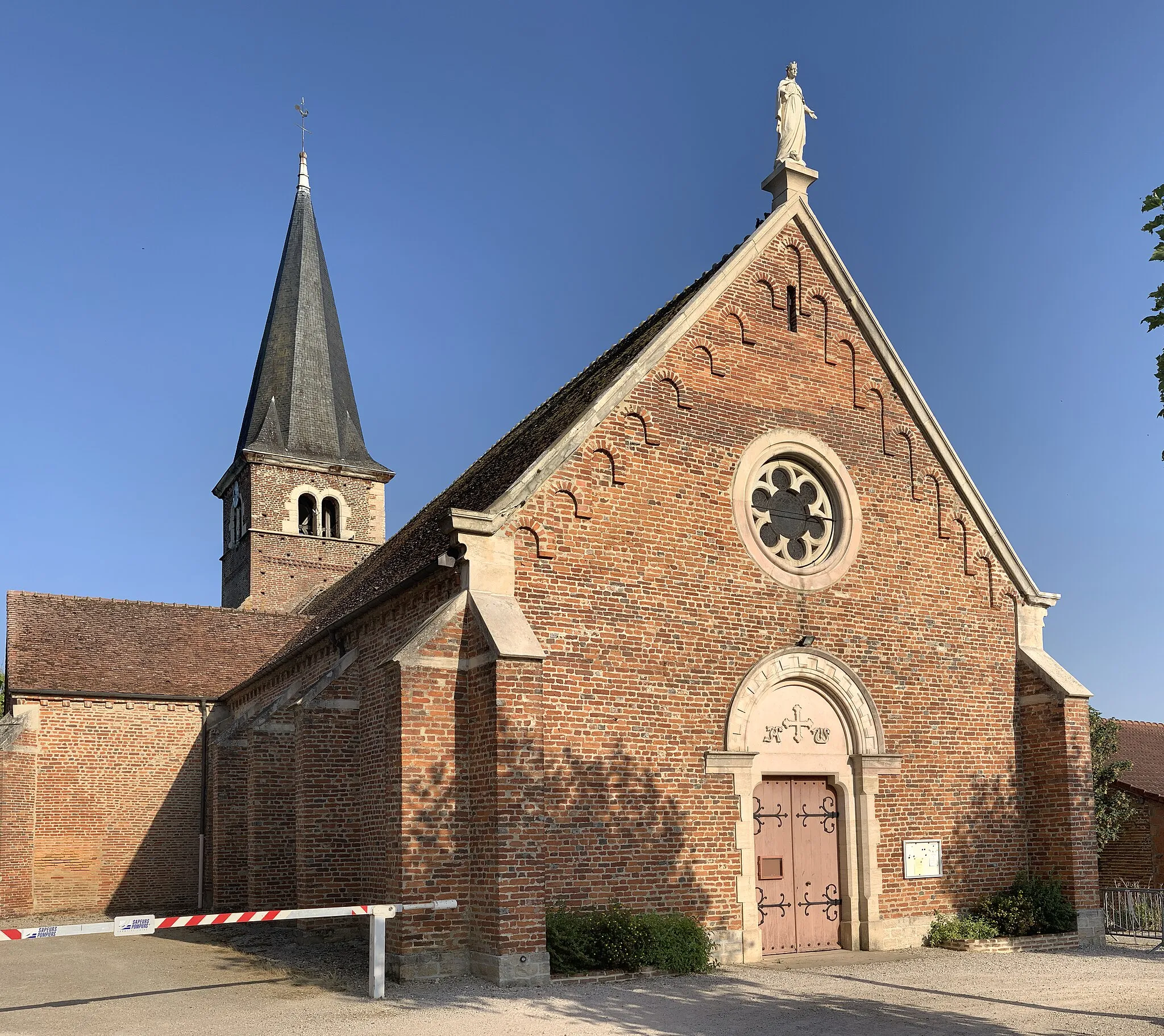 Photo showing: Église de la Nativité-de-la-Sainte-Vierge, Montpont-en-Bresse.