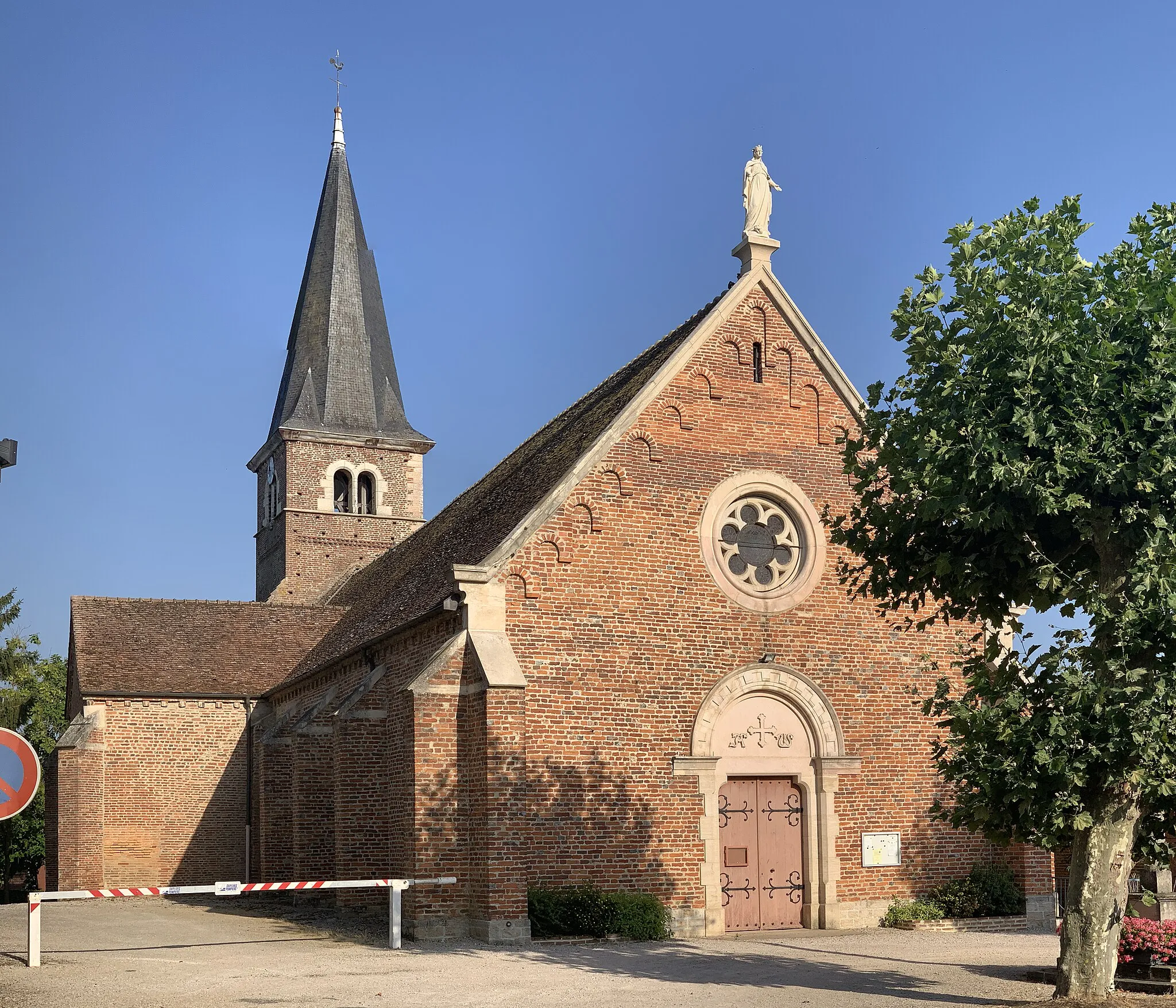 Photo showing: Église de la Nativité-de-la-Sainte-Vierge, Montpont-en-Bresse.