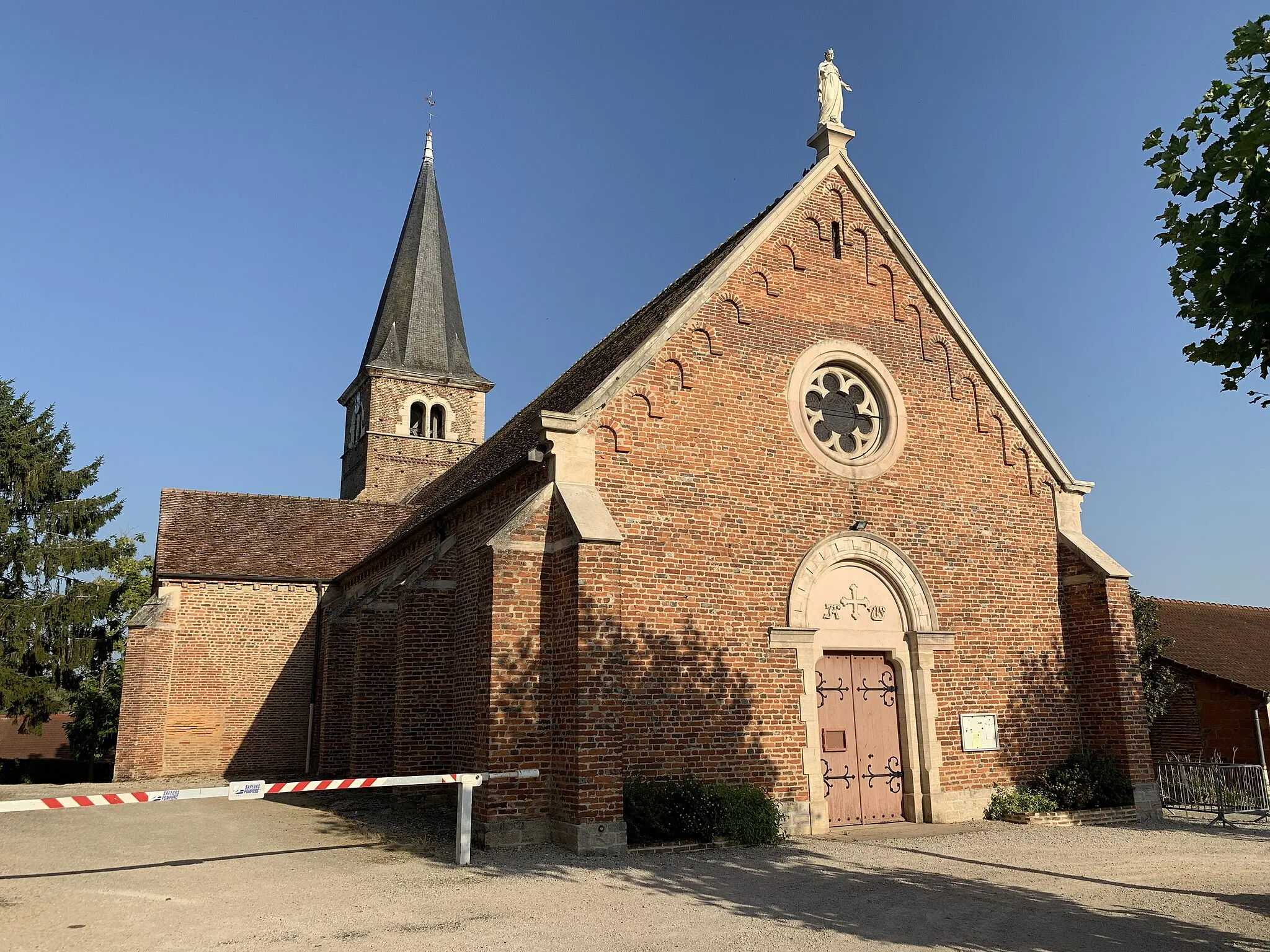 Photo showing: Église de la Nativité-de-la-Sainte-Vierge, Montpont-en-Bresse.