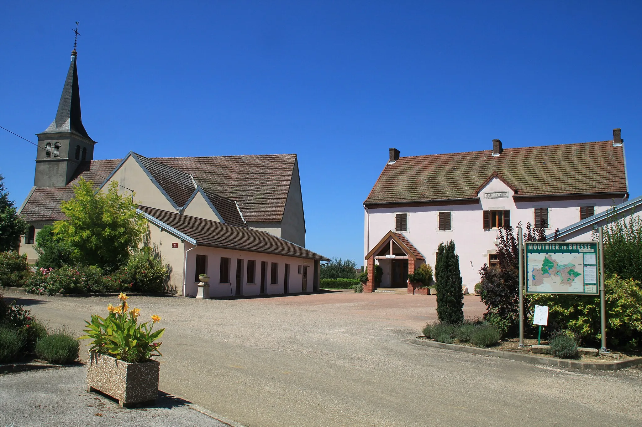 Photo showing: Mouthier-en-Bresse Kirche und Mairie im Dorfzentrum