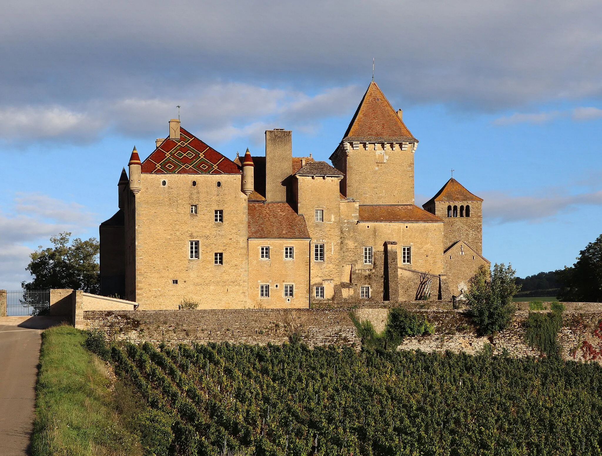 Photo showing: Château de Pierreclos, dans le département de Saône-et-Loire en région Bourgogne-Franche-Comté, vue ouest.
