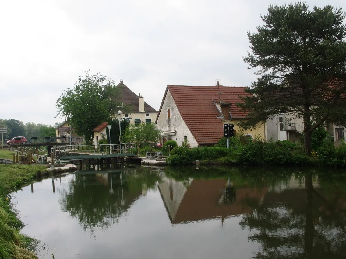 Photo showing: Ecluse n°17 amont vers aval à St-Bérain sur Dheune, Saône et Loire (les ouvrages de cette voie d'eau sont numérotés en ordre décroissant du nord au sud dans la nomenclature VNF).
Le pont franchissant le Canal du Centre avec la voiture, à l'arrière-plan, est celui de la D124 - route de Mellecey.