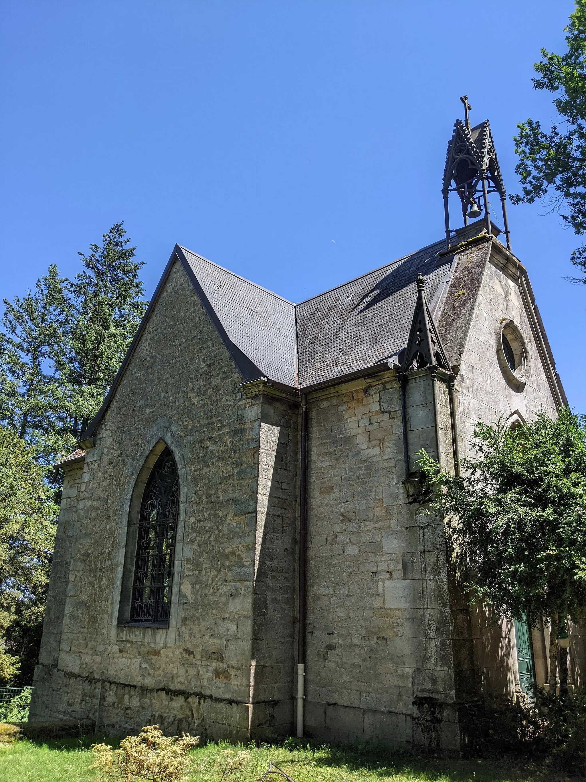 Photo showing: Façade nord de la chapelle du château de Chaumont-la-Guiche, à Saint-Bonnet-de-Joux (Saône-et-Loire, France).